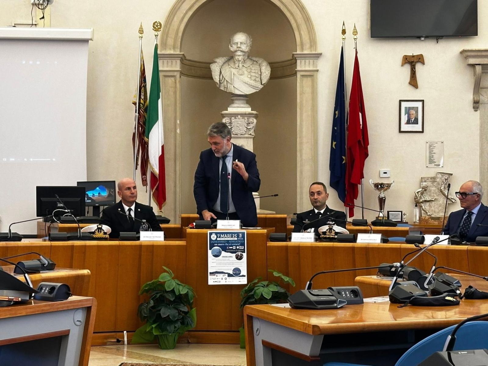 Una citt&agrave; stretta intorno al mare