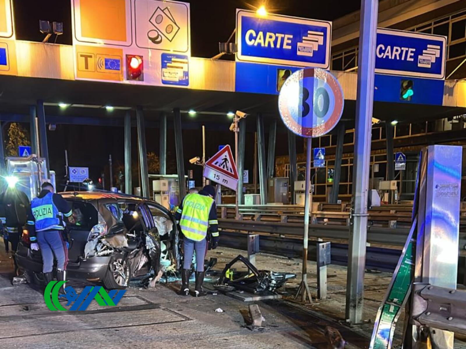 Auto si schianta contro la barriera del casello, morta una donna