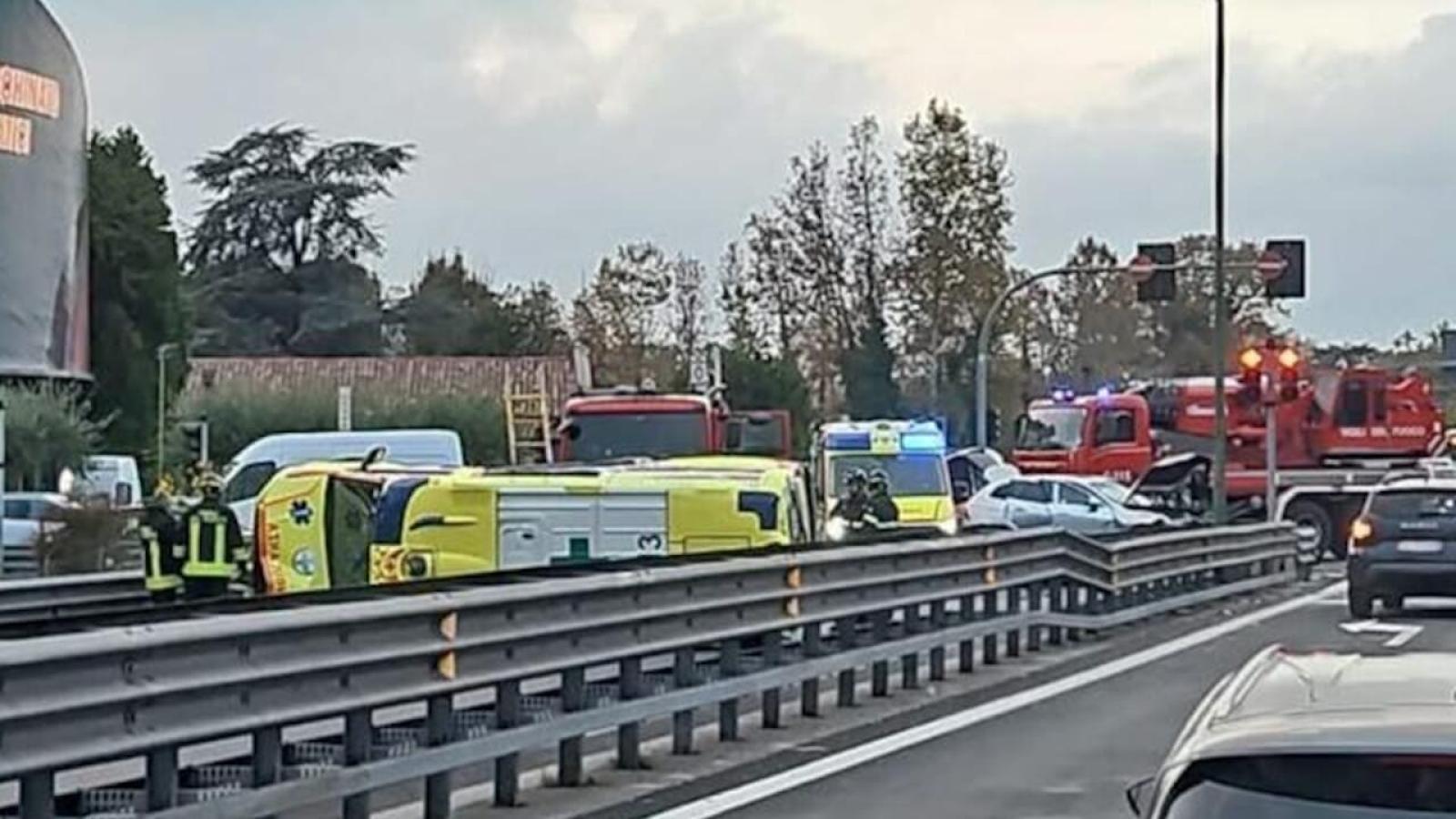 Mestre, ambulanza si ribalta dopo lo scontro con un&rsquo;auto: tre feriti non gravi