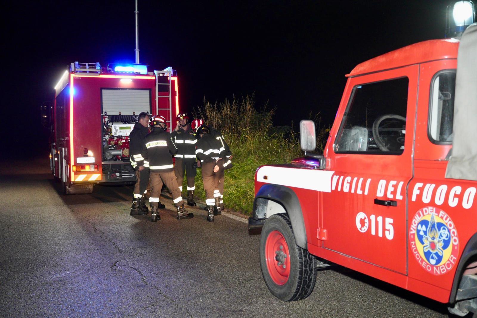 Finisce in canale con l'auto: esce da solo