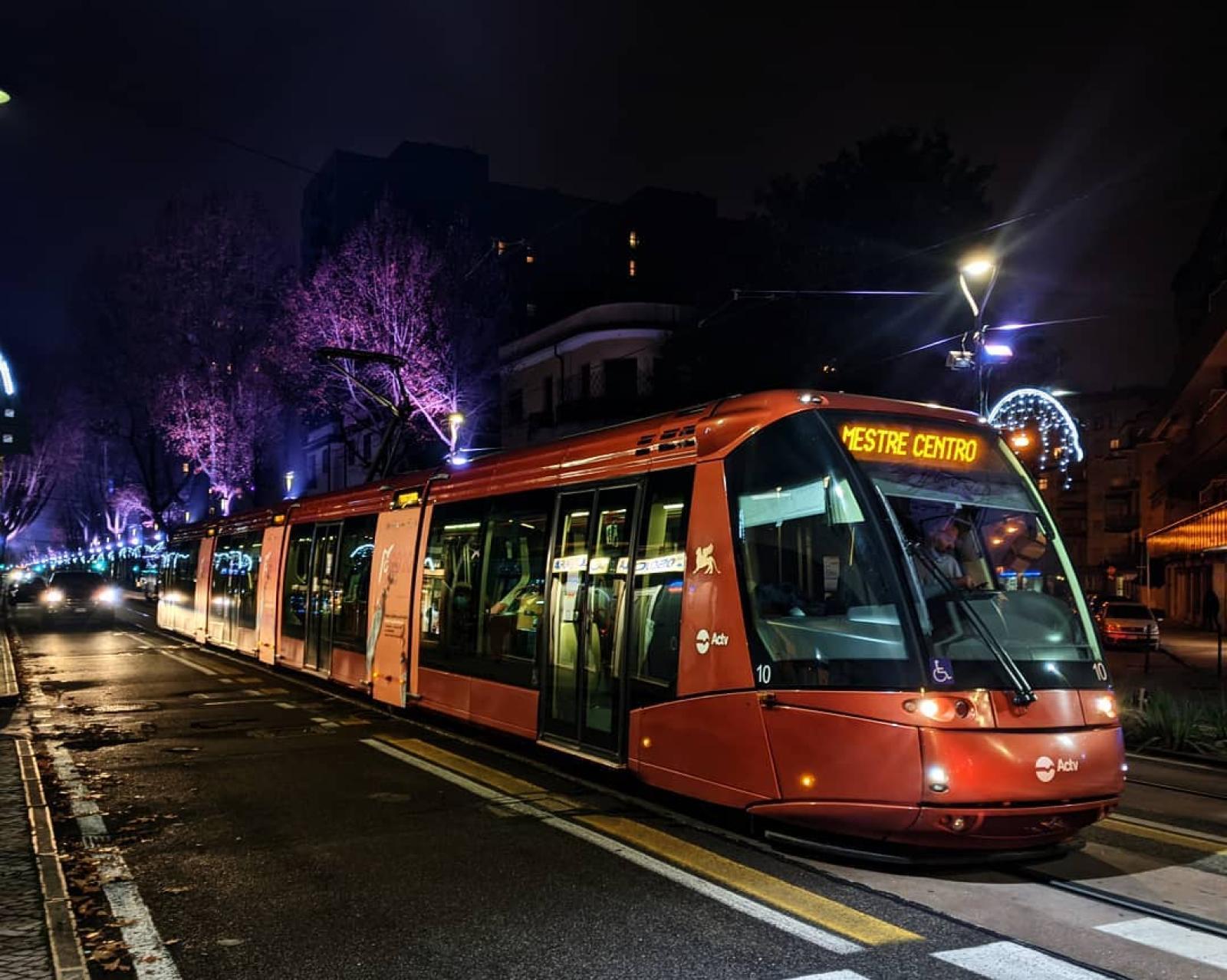 Mestre, aggressione a una dipendente Actv sul tram: identificato il responsabile