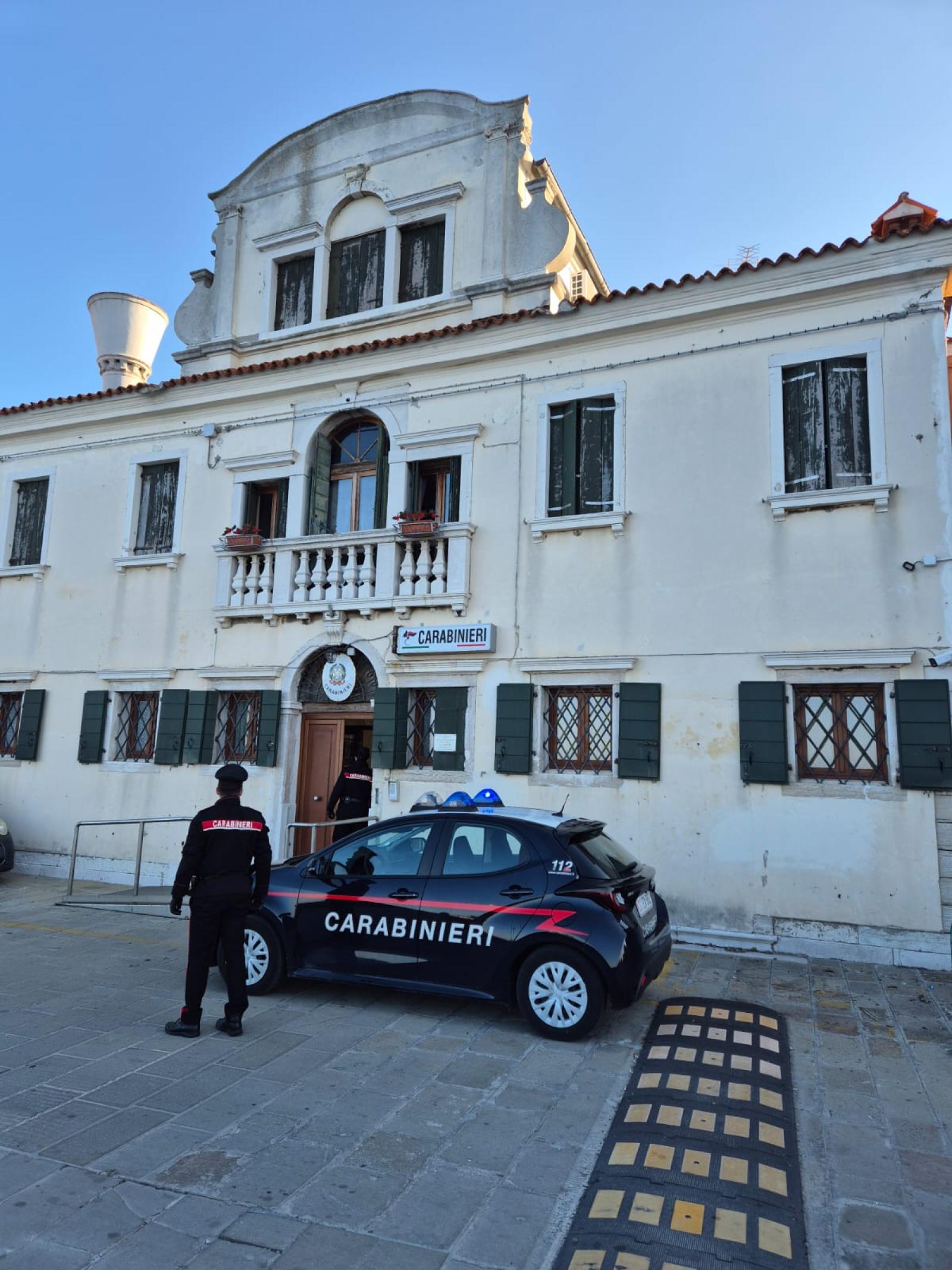 Si avvicina alla madre nonostante il divieto, arrestato