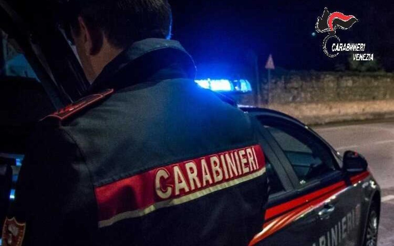 Mestre, scoperto presunto laboratorio di marijuana in casa: arrestato 33enne 