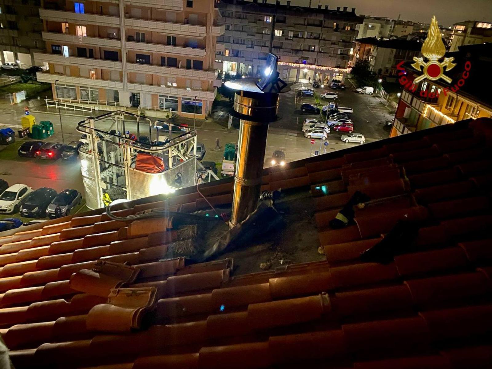 Fiamme sul tetto, paura in centro