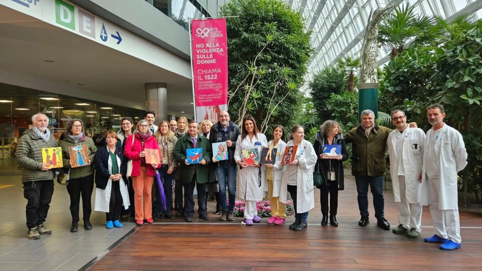 &ldquo;No alla violenza sulle donne&rdquo;: il messaggio colorato dell&rsquo;Ospedale dell&rsquo;Angelo