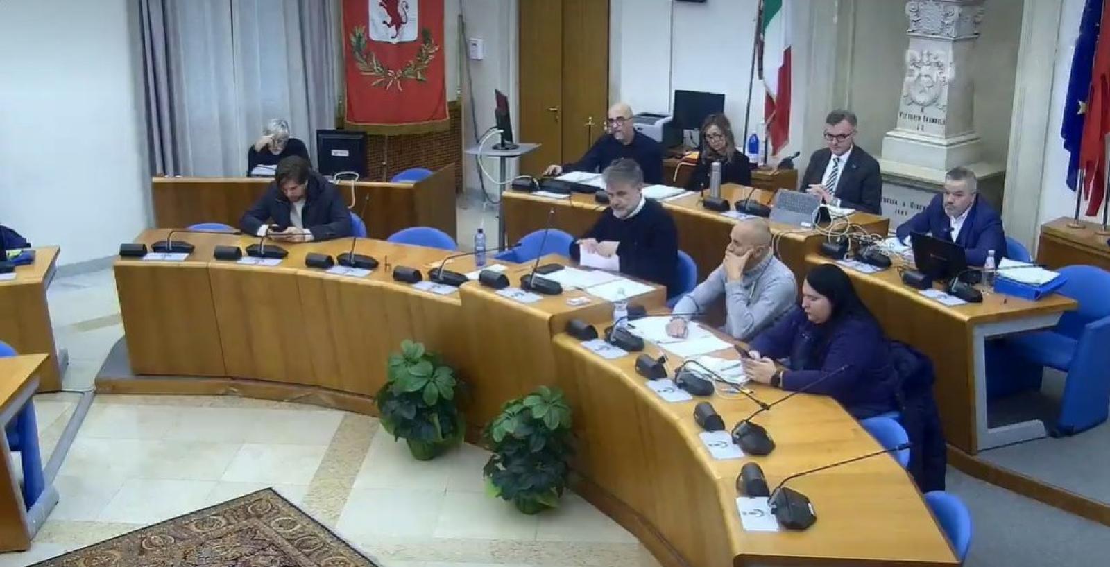 Un consiglio comunale nel caos