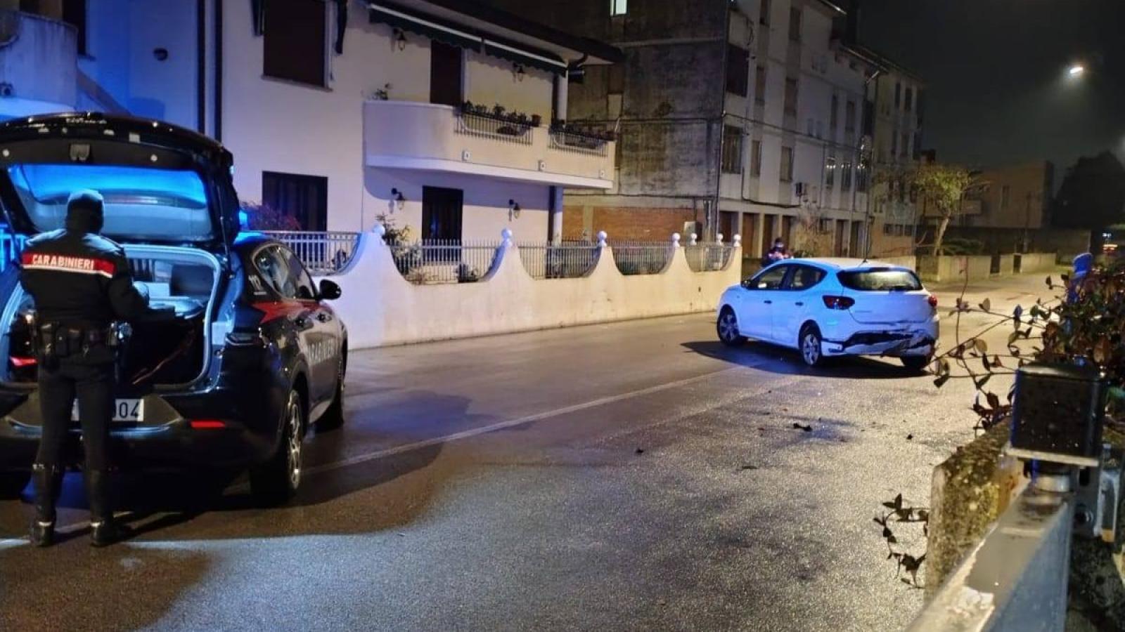 Tampona l&rsquo;auto e poi scappa