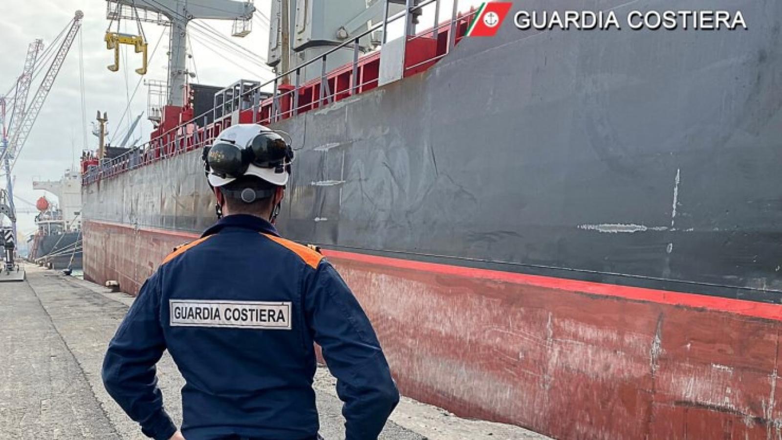 Gravi irregolarit&agrave; tecniche sulla nave: cargo togolese bloccato in porto