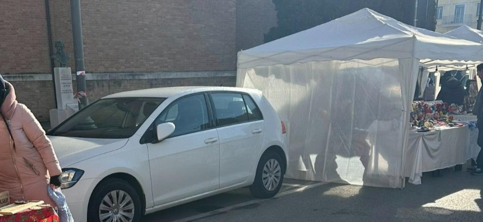 Ignorano i divieti, mercatini bloccati