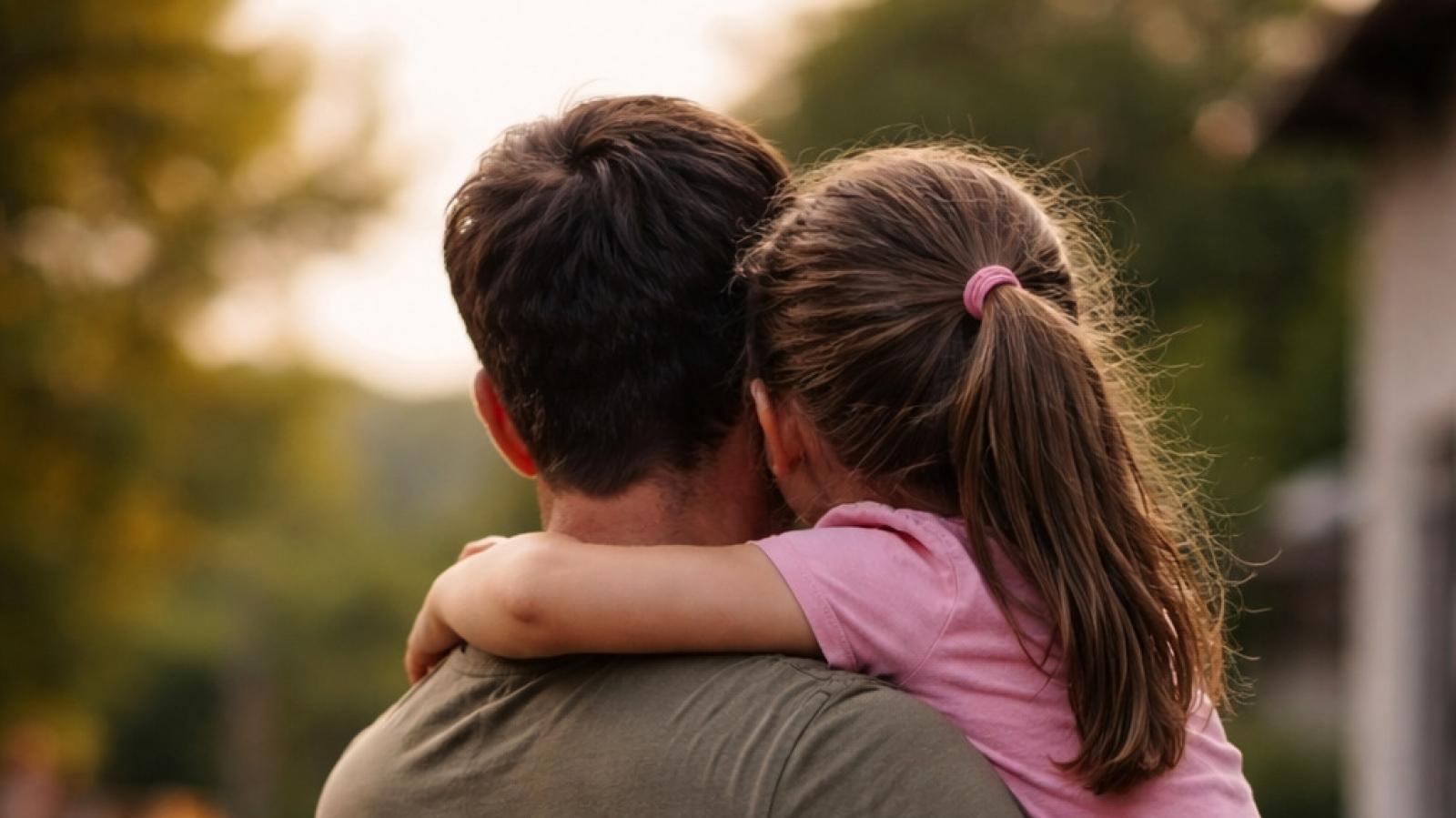 Disegna la mamma con un coltello, il pap&agrave; denuncia la compagna