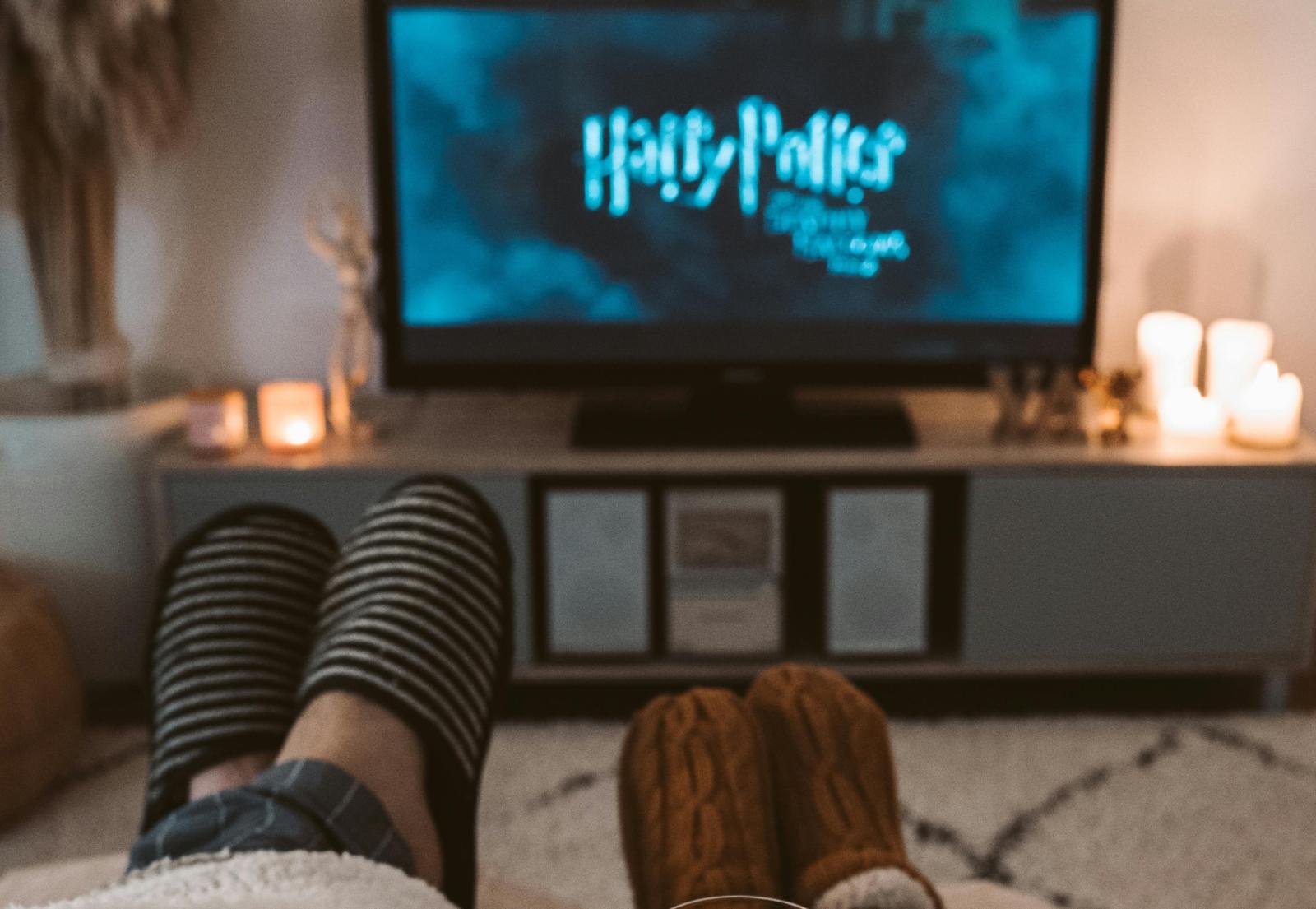 Natale 2025 davanti alla tv: speciali, film e musica per tutta la famiglia