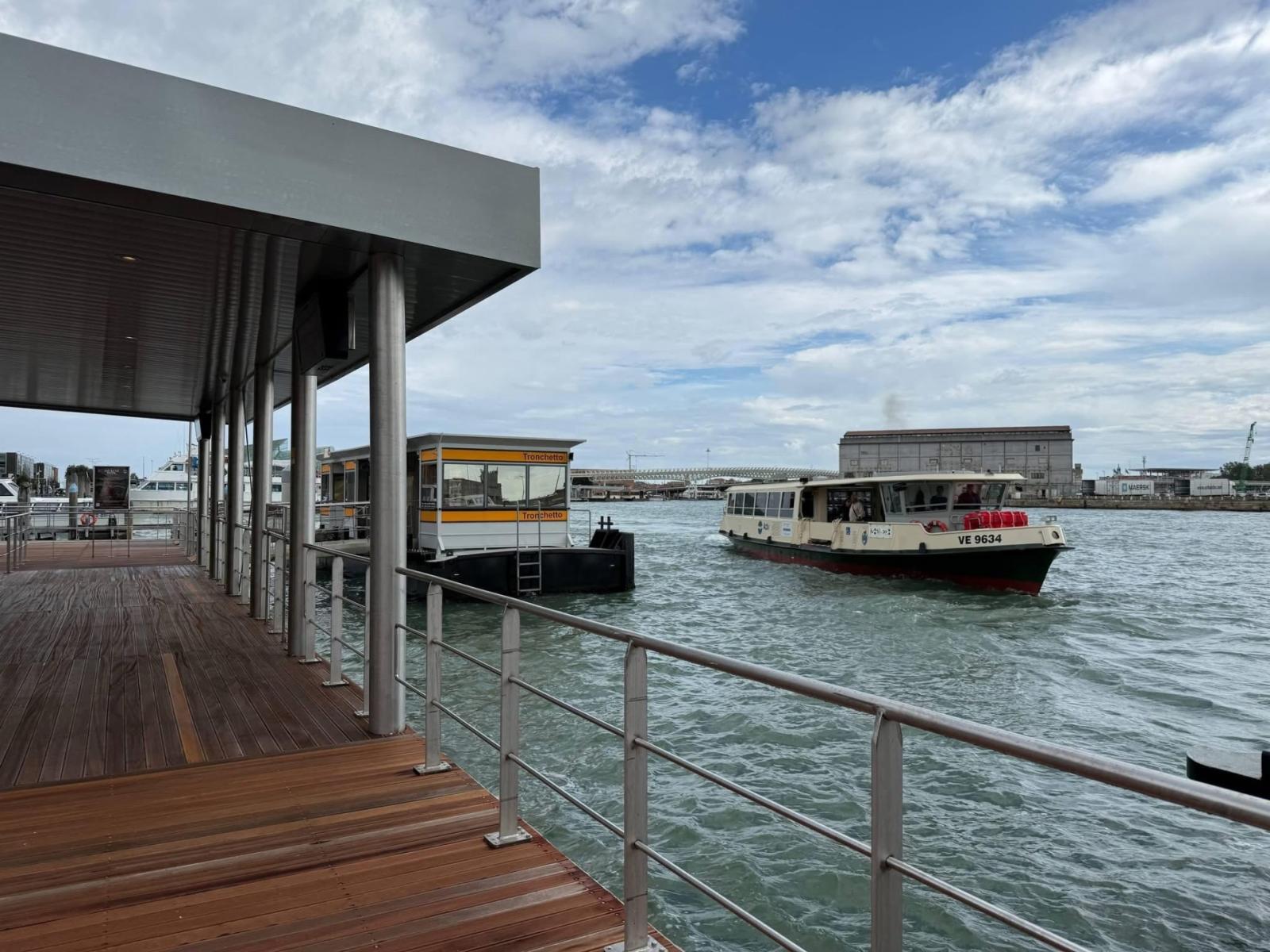 Tenta di aprirsi il barcarizzo, poi si scaglia contro il personale