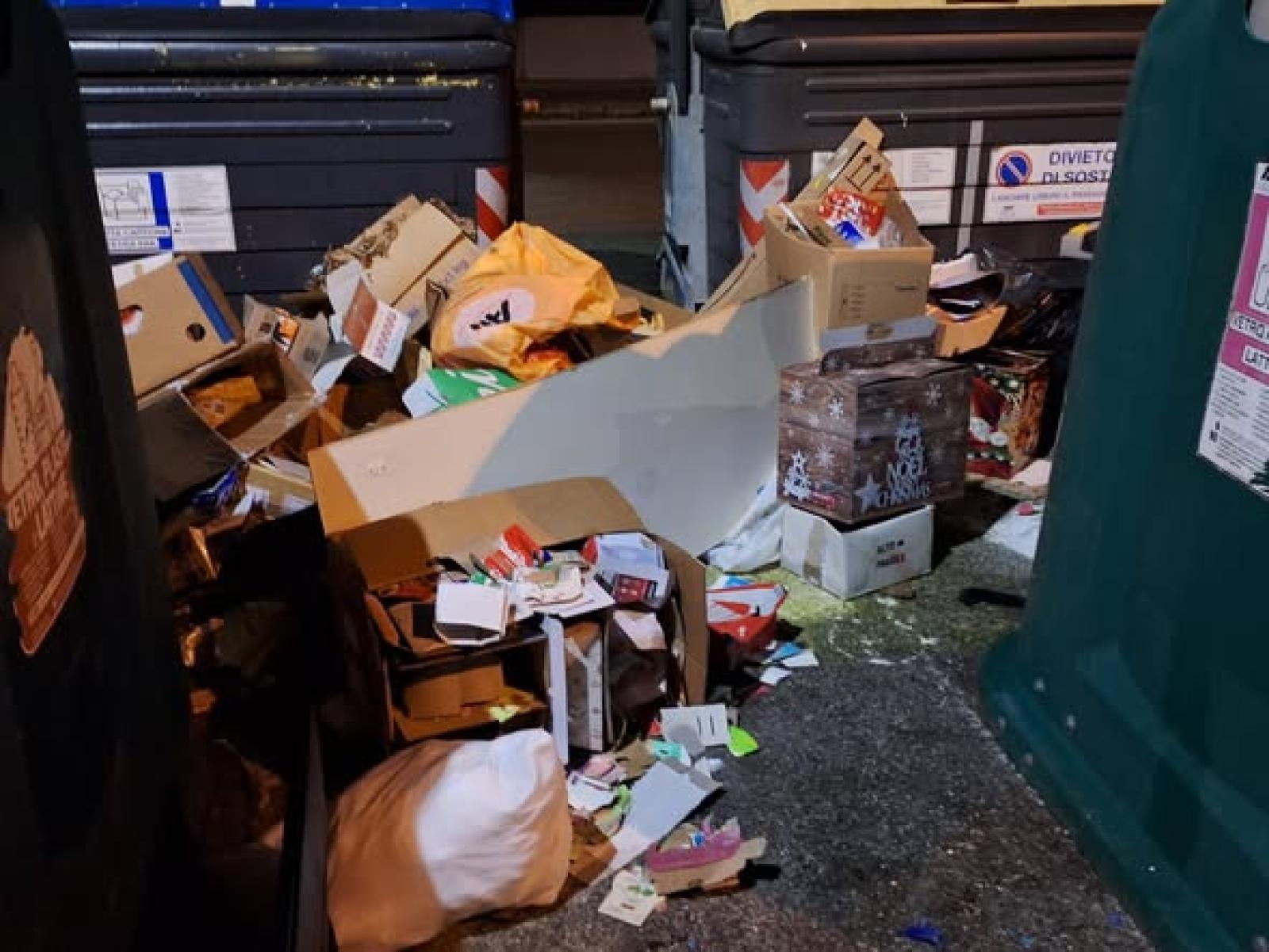 La citt&agrave; assediata dai rifiuti