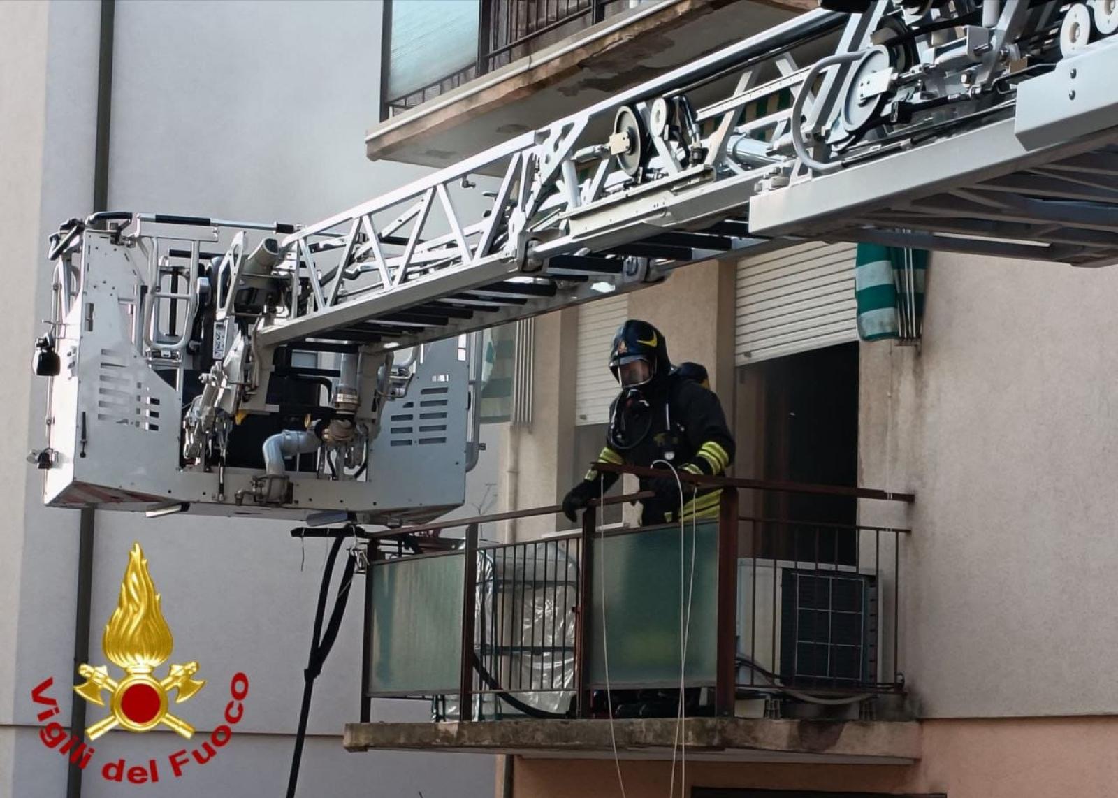 Incendio nel condominio: venti persone evacuate