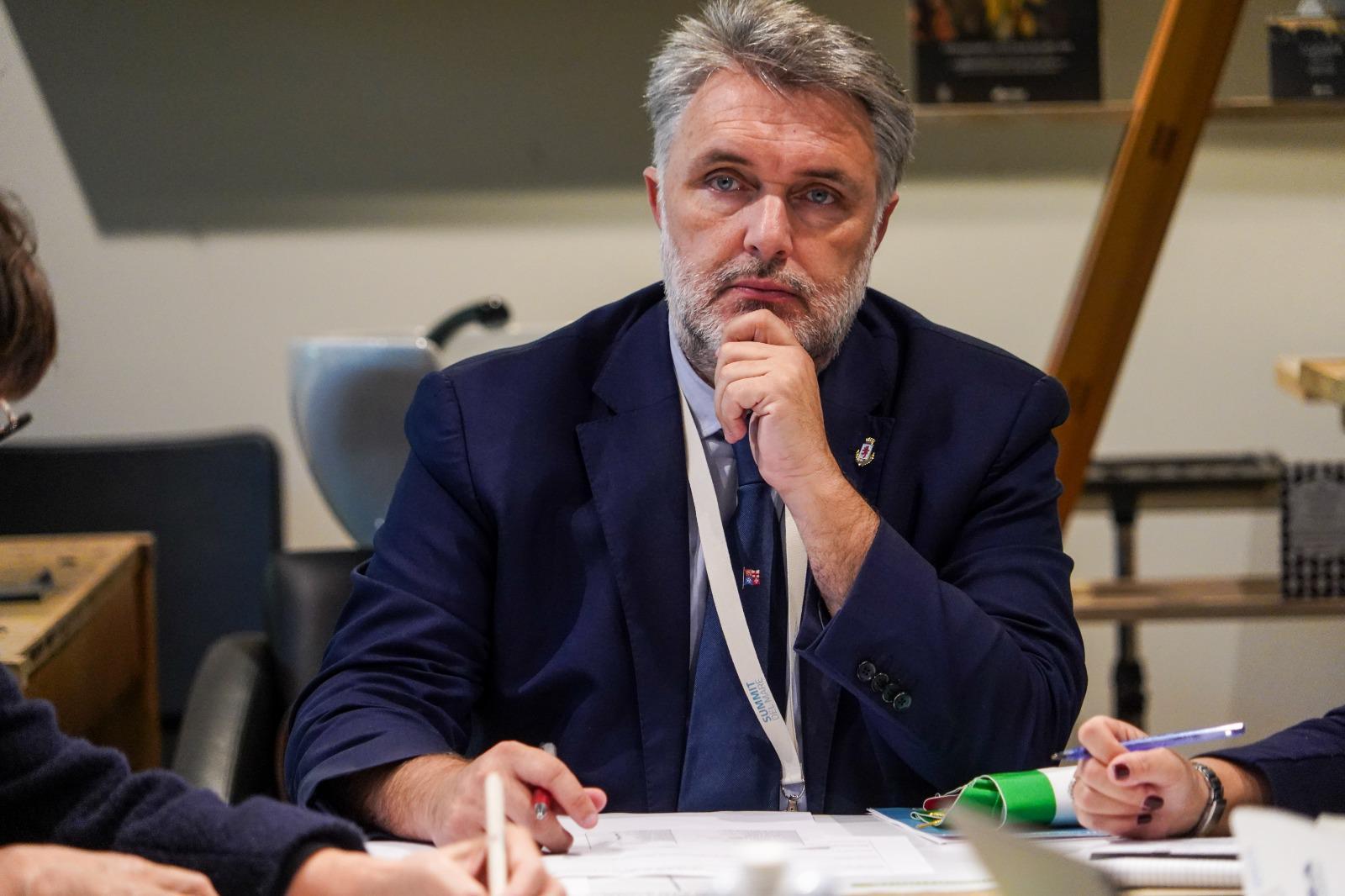 La citt&agrave; si collega all'Angelo