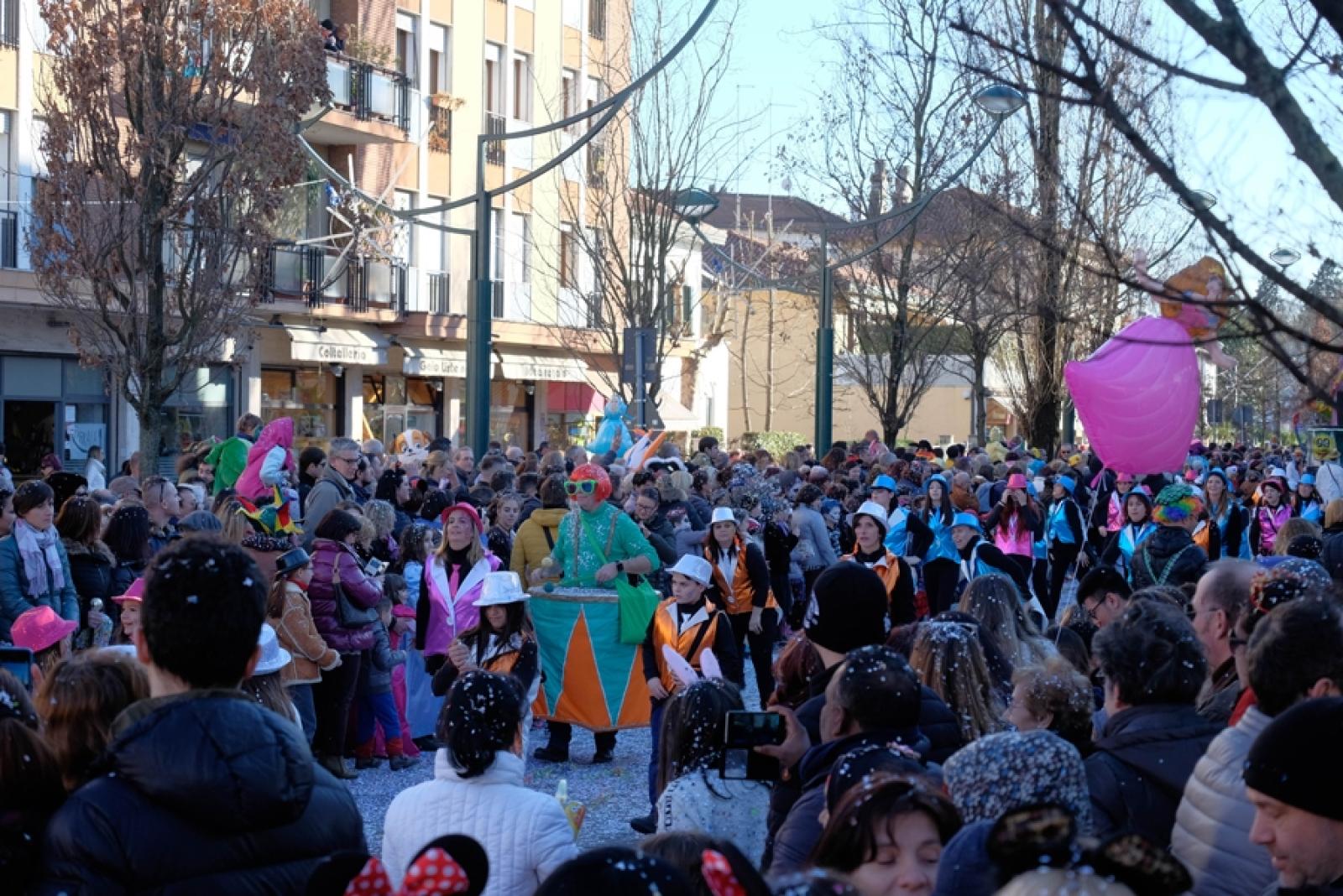 Carnevale 2026 : stop a coriandoli e stelle filanti in plastica