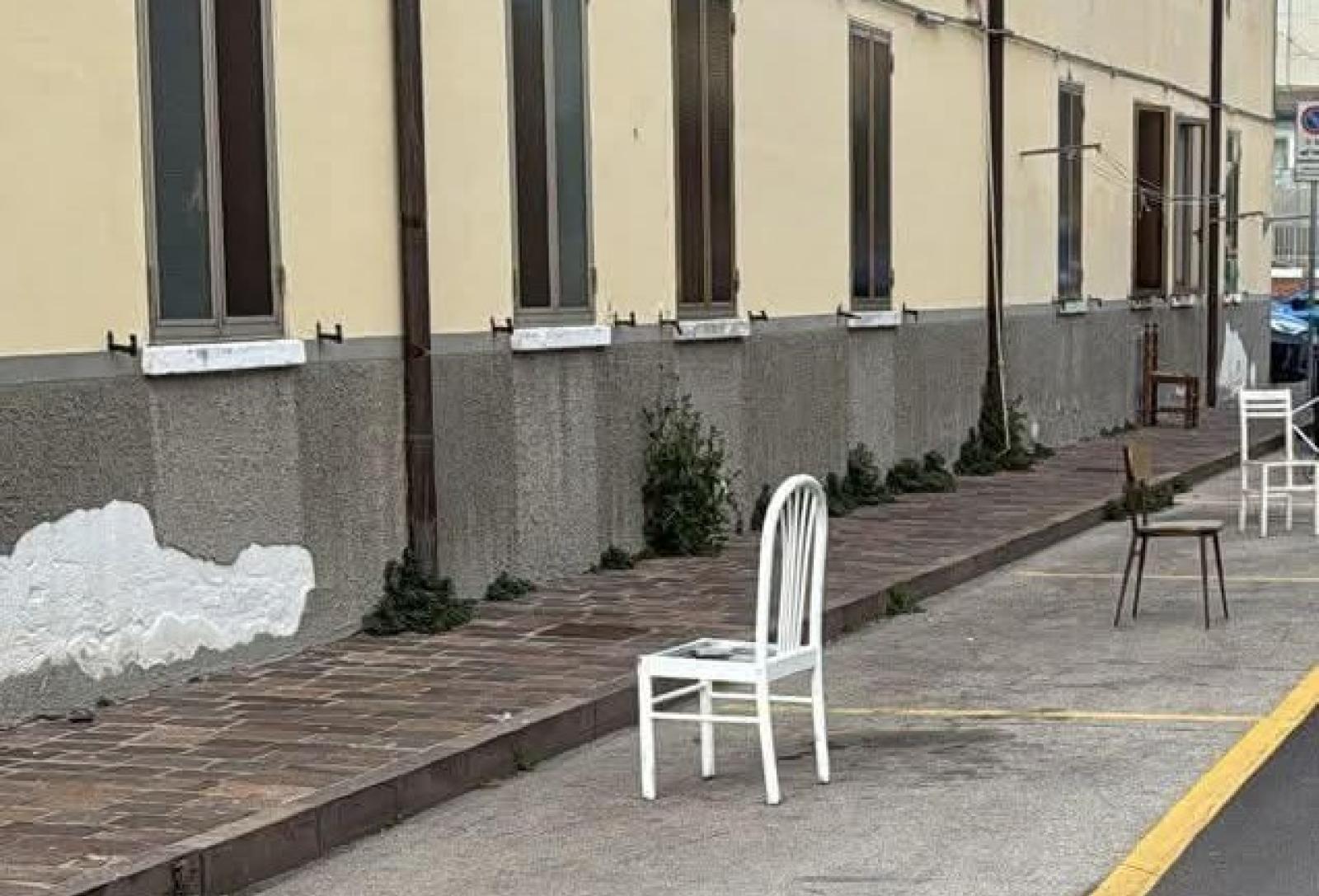 Stalli, &egrave; &ldquo;guerra&rdquo; a colpi di sedie