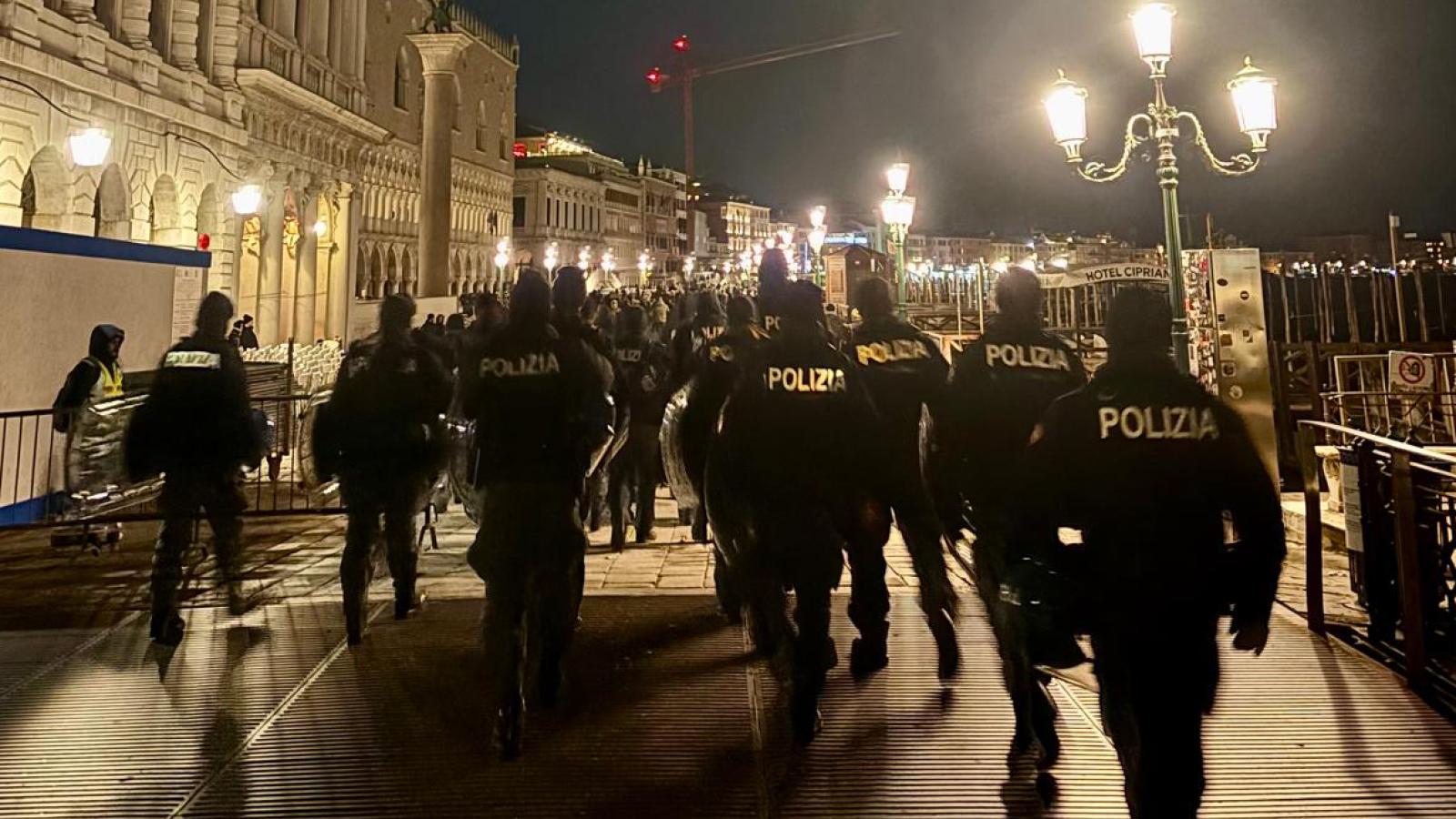 Rialto, la notte silenziosa del furto: Benetton &ldquo;aperto&rdquo; senza scasso