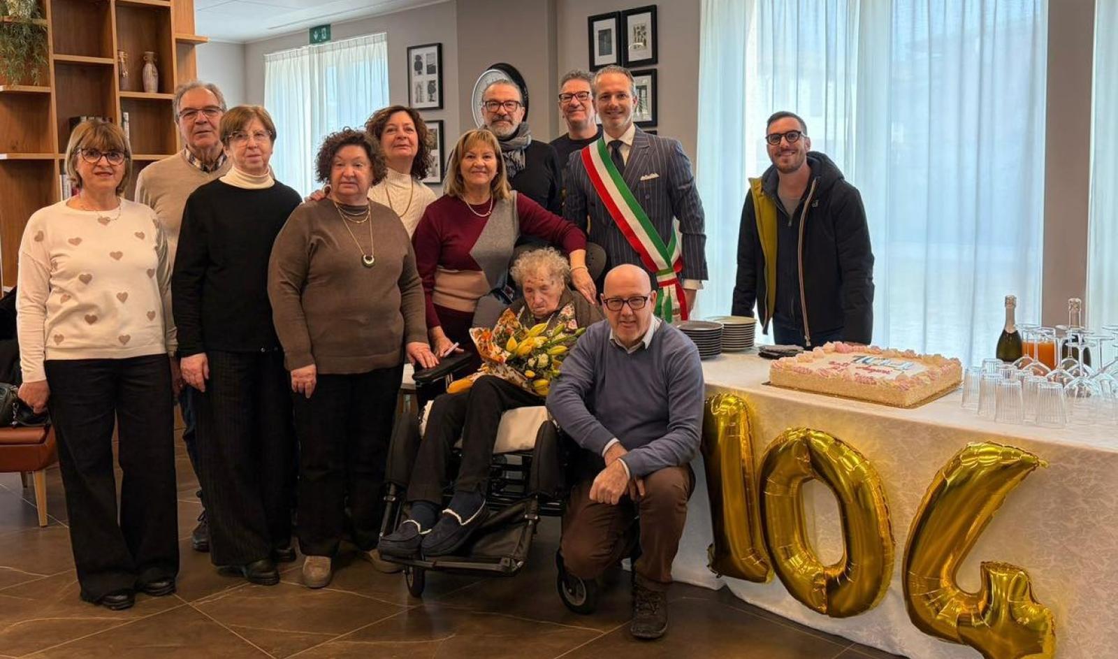 Elena spegne 104 candeline