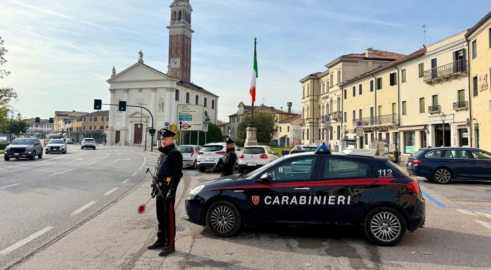 Dalla casa un viavai anomalo: scatta il blitz dei Carabinieri