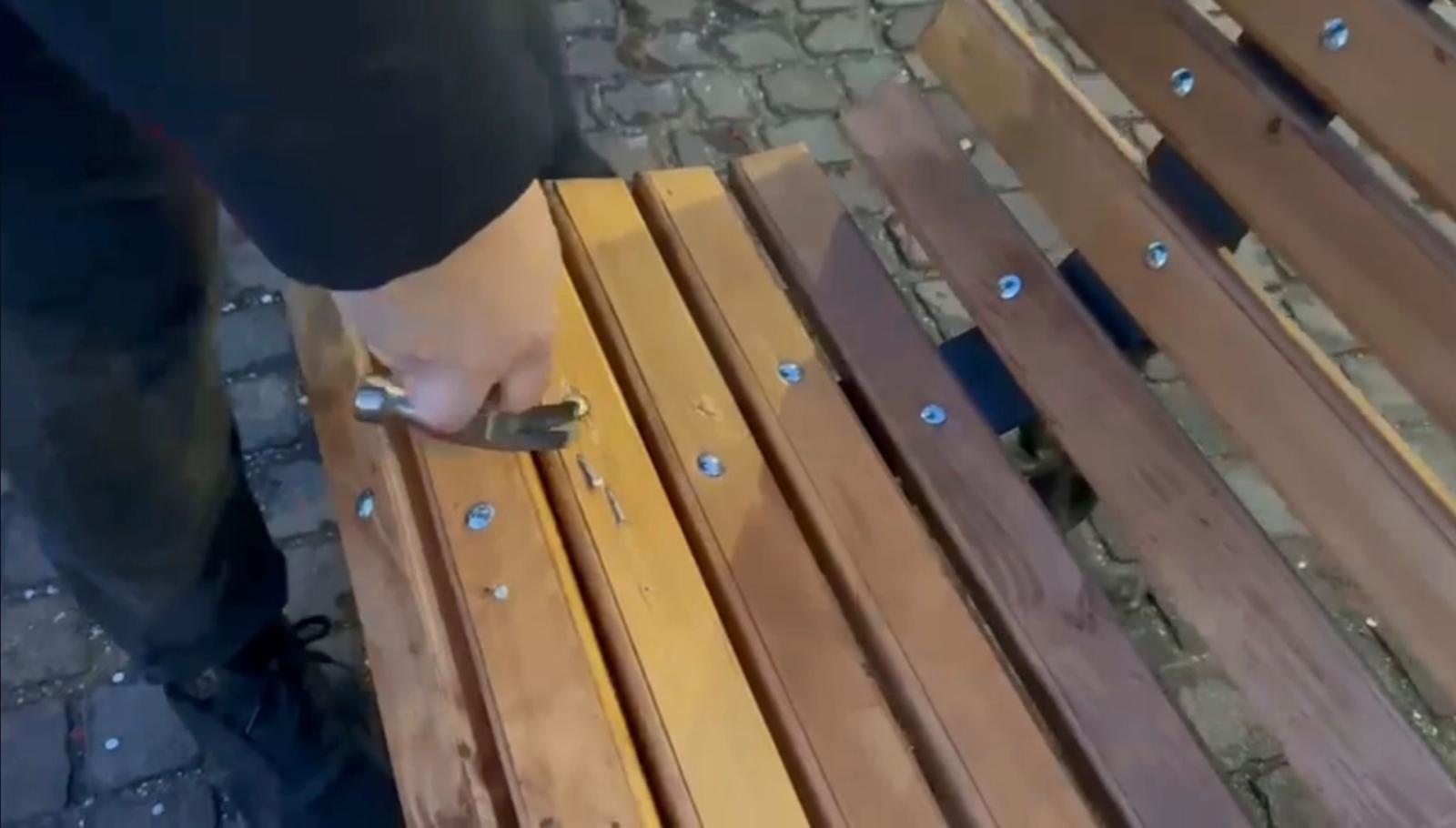 Danneggiata la nuova panchina