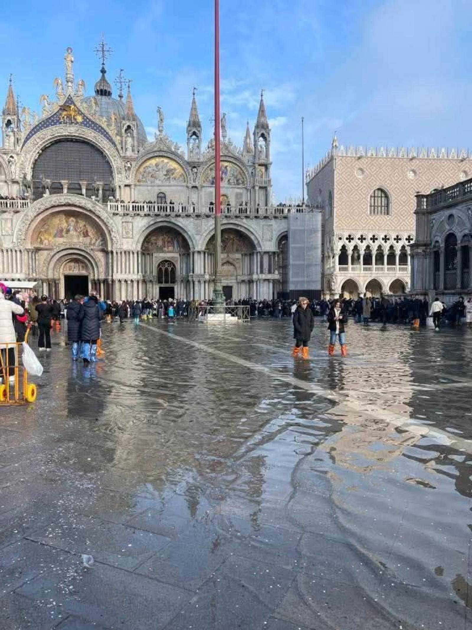 Carnevale sott&rsquo;acqua: il MOSE lavora a pieno ritmo mentre la marea alza la posta