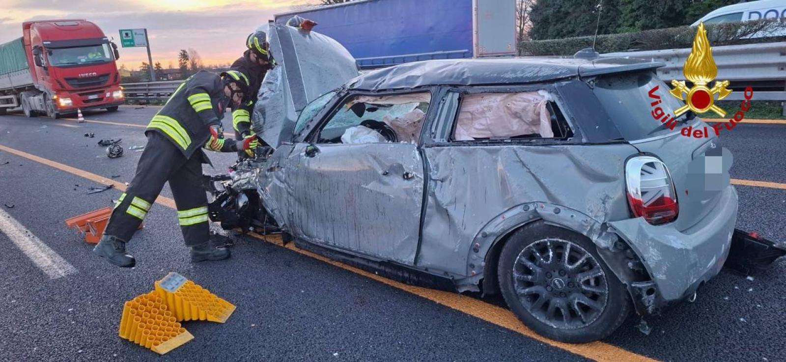 Auto si capovolge, donna elitrasportata in ospedale