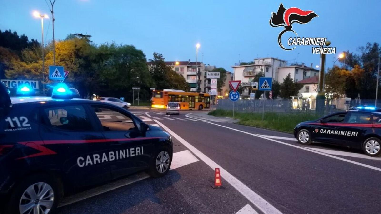 Lite tra coinquilini degenera in un inseguimento in strada con accoltellamento