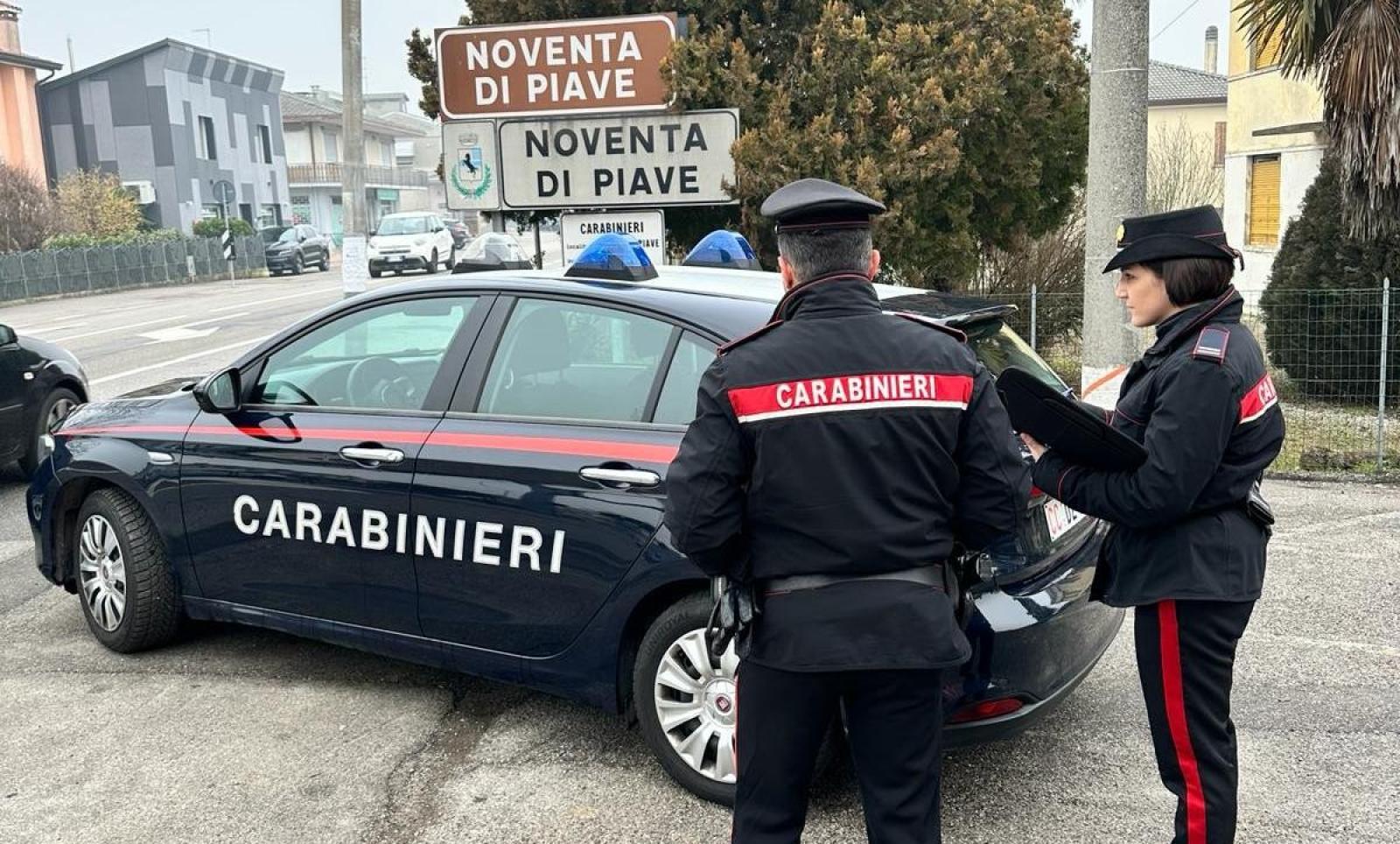 Rapina e aggredisce col coltello un giovane, arrestato 27enne