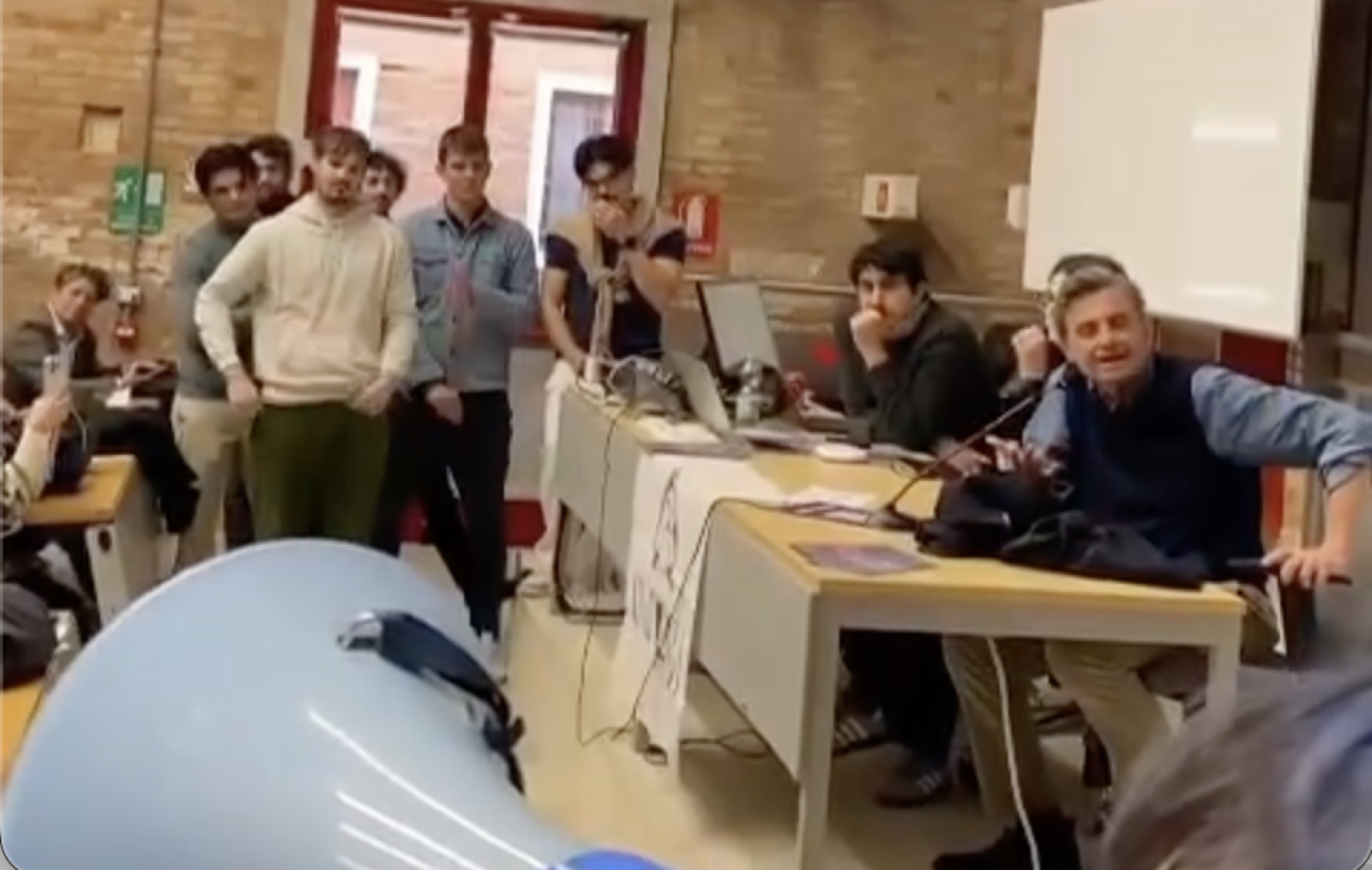 &laquo;Fischietti, striscioni e un&rsquo;aula sospesa&raquo;: il blitz degli antagonisti contro Carlo Calenda a Ca&rsquo; Foscari apre il dossier libert&agrave; d&rsquo;espressione negli atenei