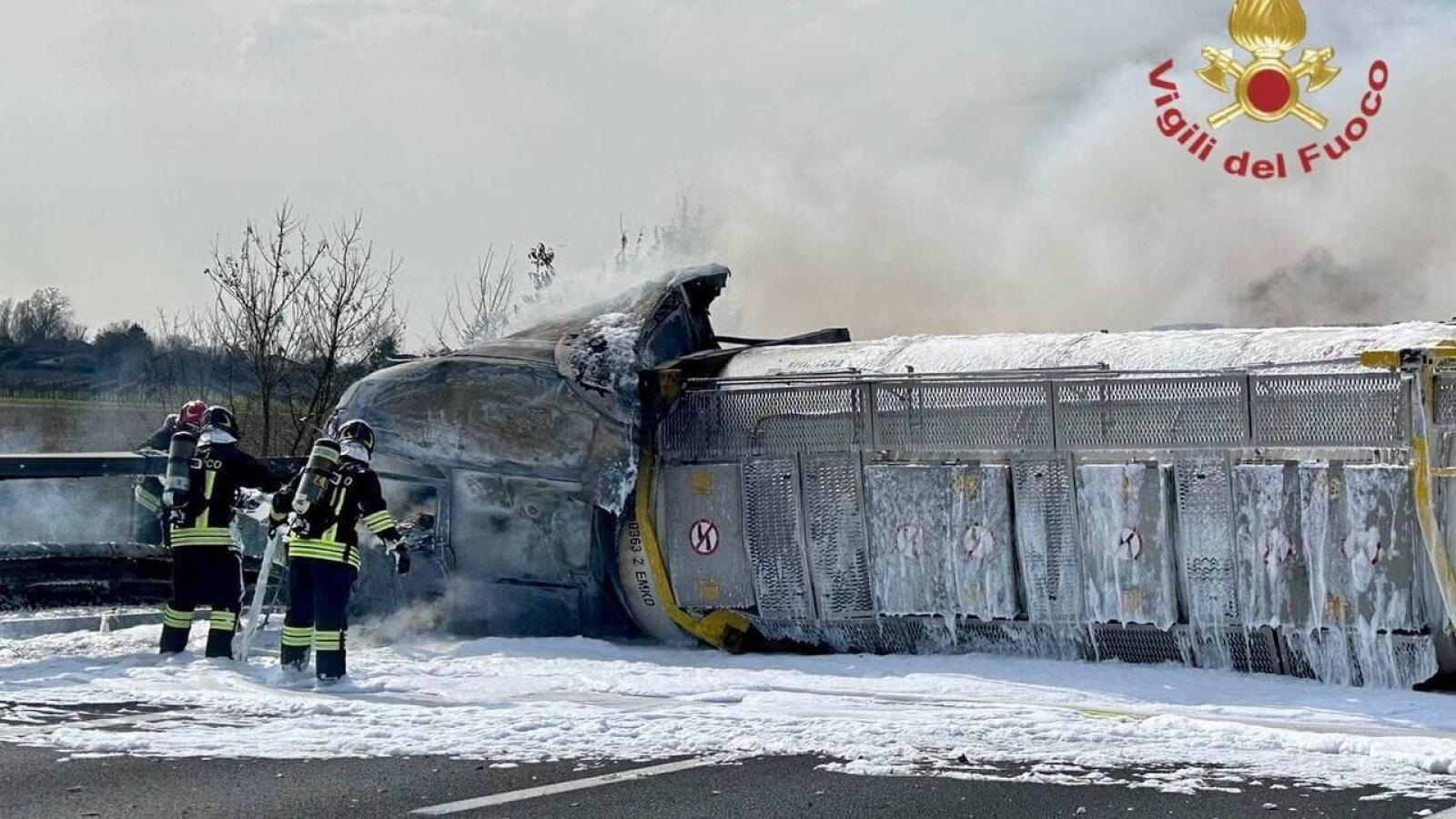 A4, incidente tra due autocisterne, un ferito