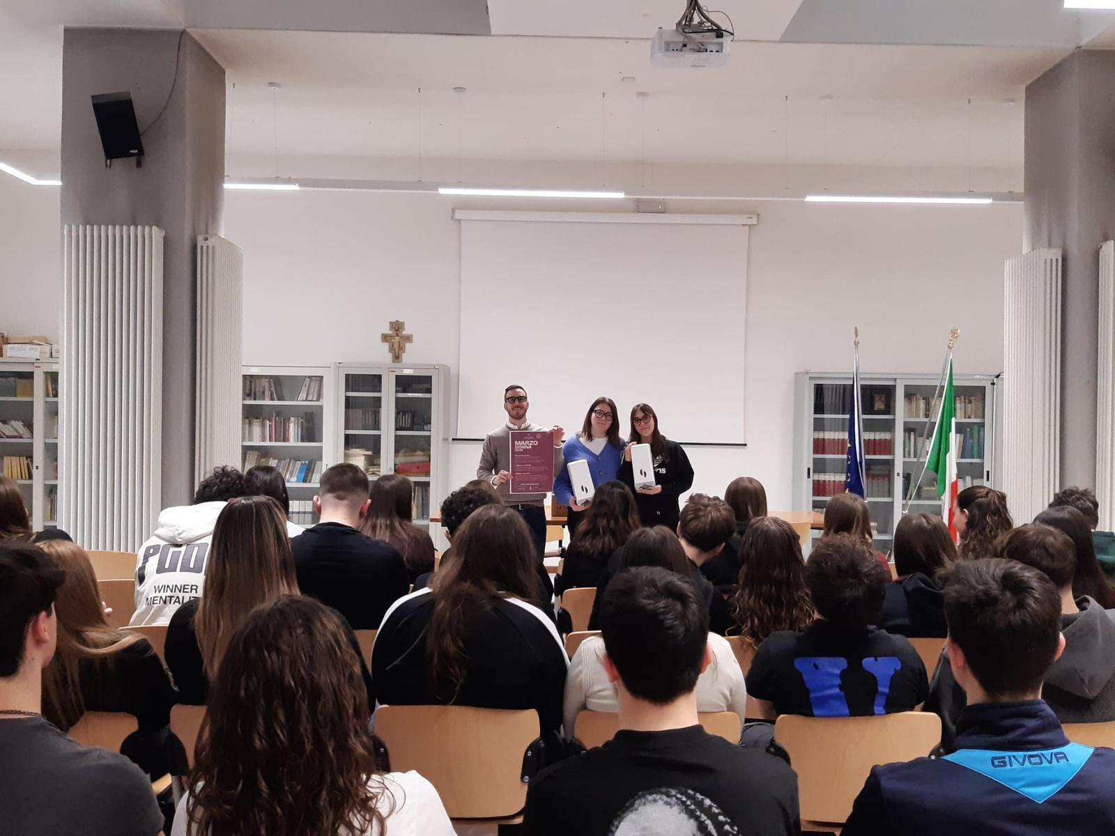 A scuola un dispenser per le &ldquo;emergenze&rdquo;