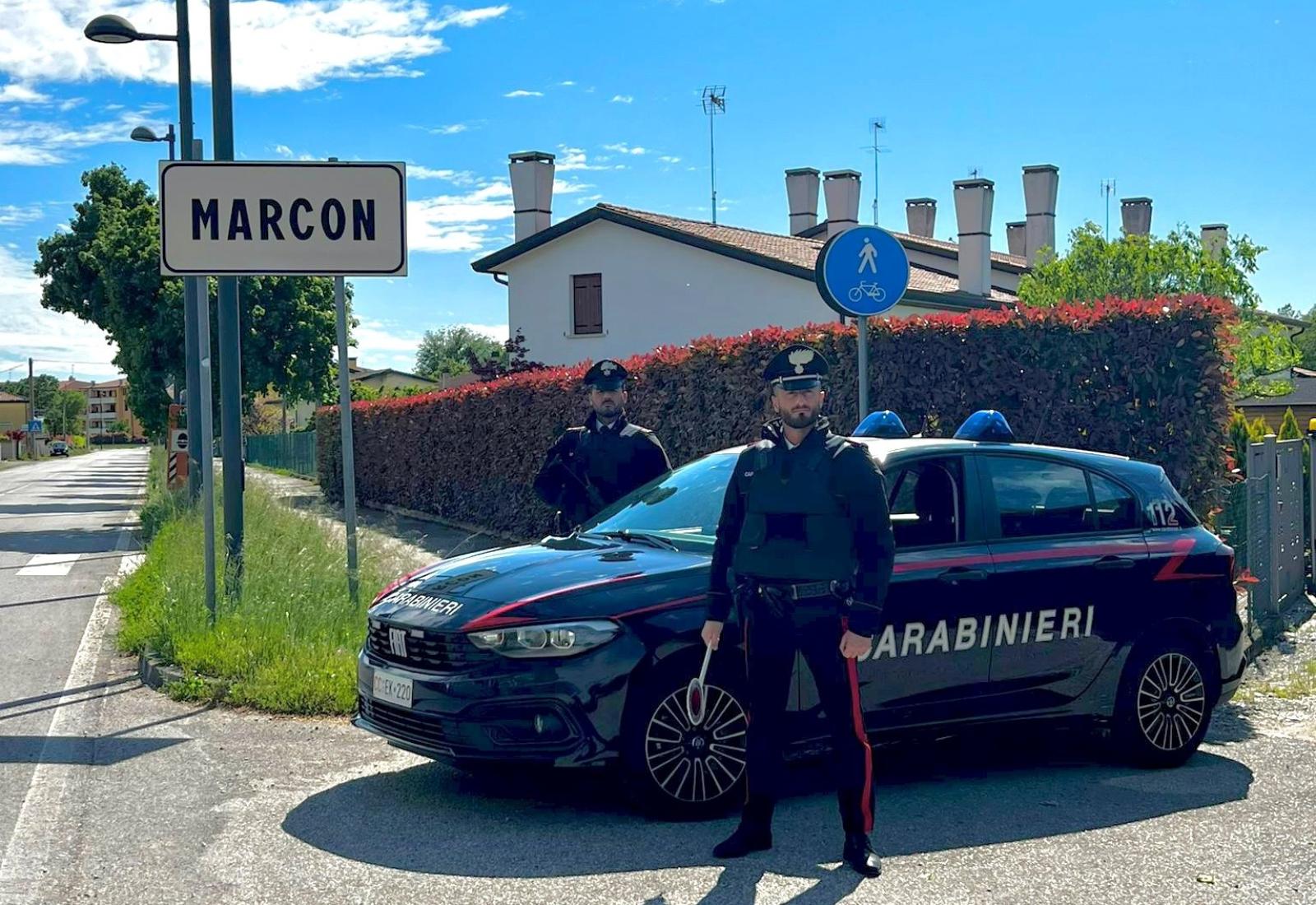 Rubano alcol e aggrediscono, due arresti