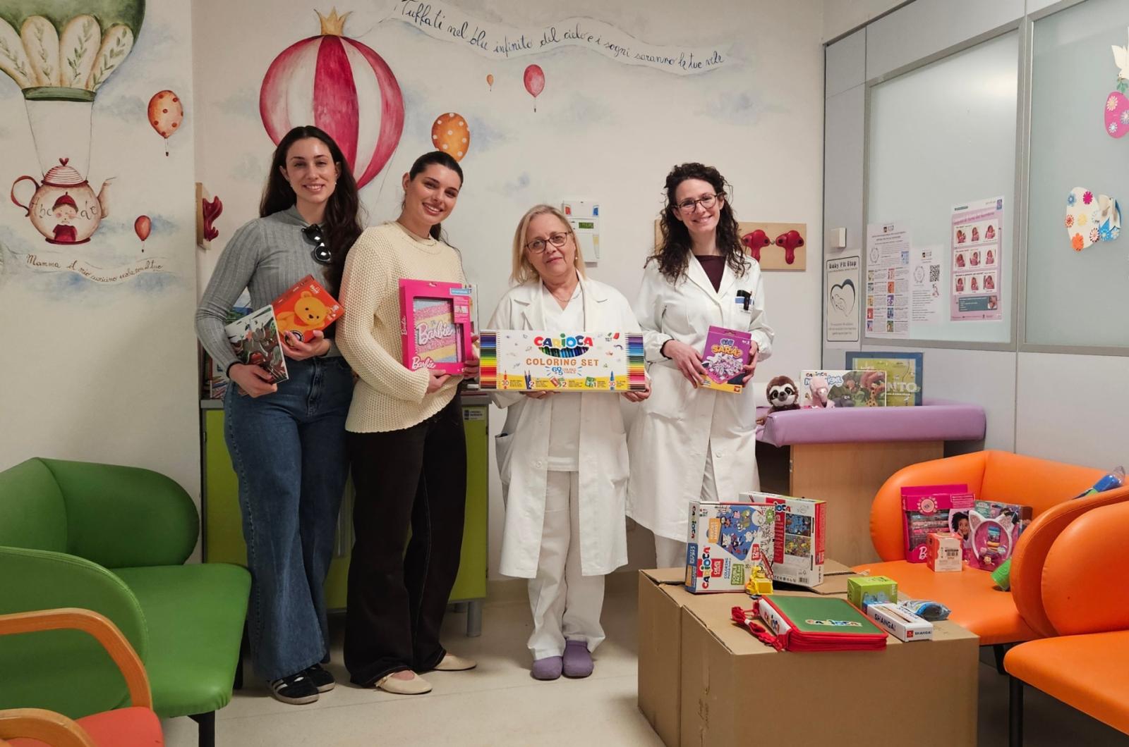 Giochi e giocattoli ai bambini della Pediatria