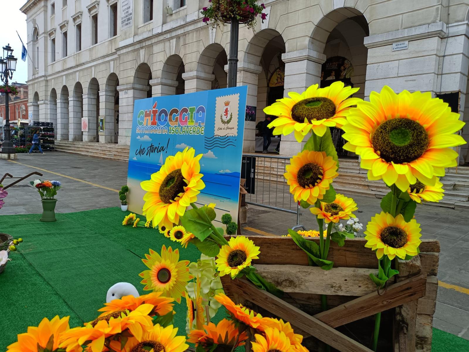 Il centro cittadino sboccia, tra colori, musica e tradizione&rdquo;