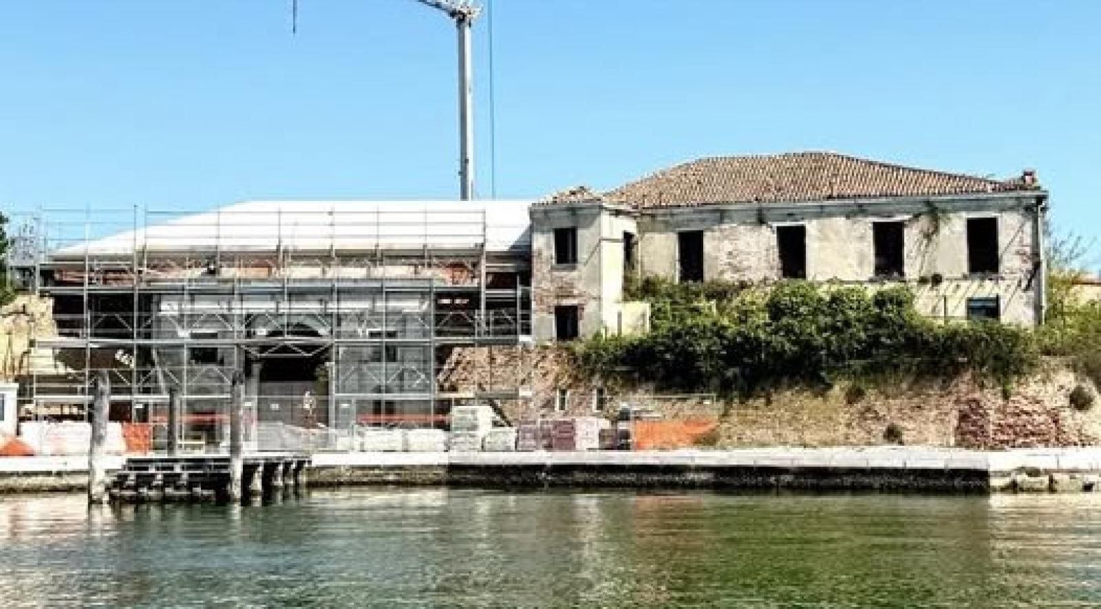 Procede il restauro del portale