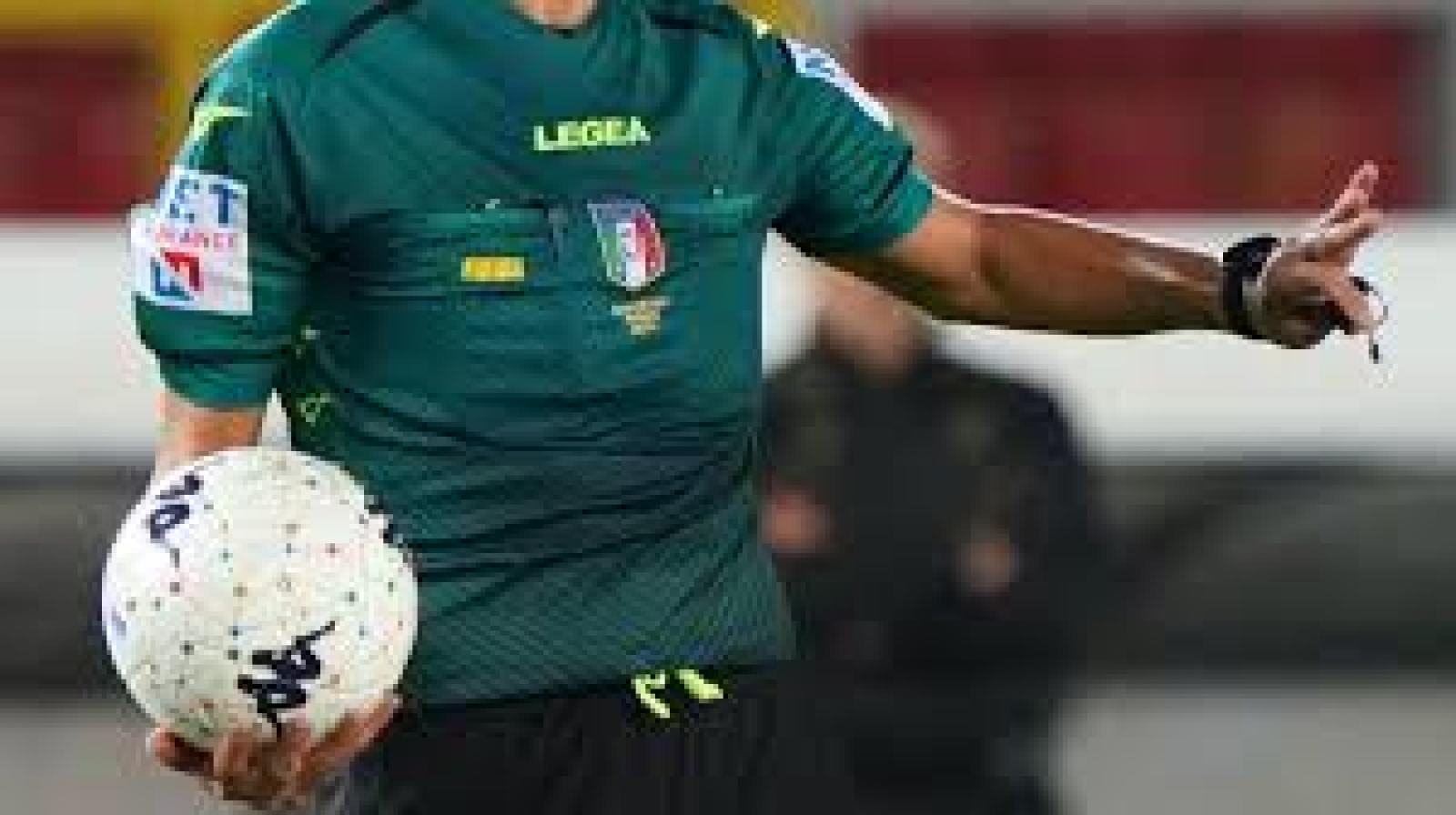 L'arbitro chiede il permesso di soggiorno: &egrave; polemica