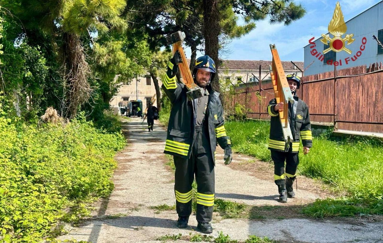 Crollo al Lido di Venezia,  quattro operai feriti e nove persone evacuate