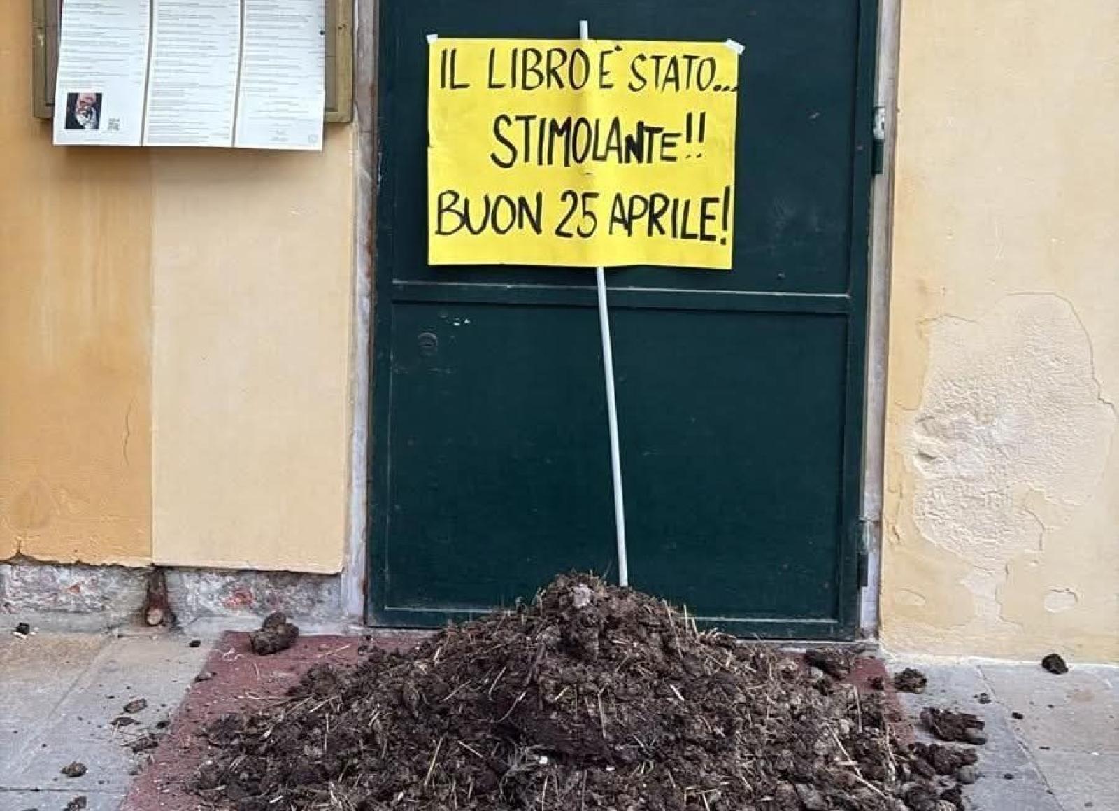 Rialto, secchiata di letame davanti a una trattoria prima di un evento politico:  &egrave; polemica