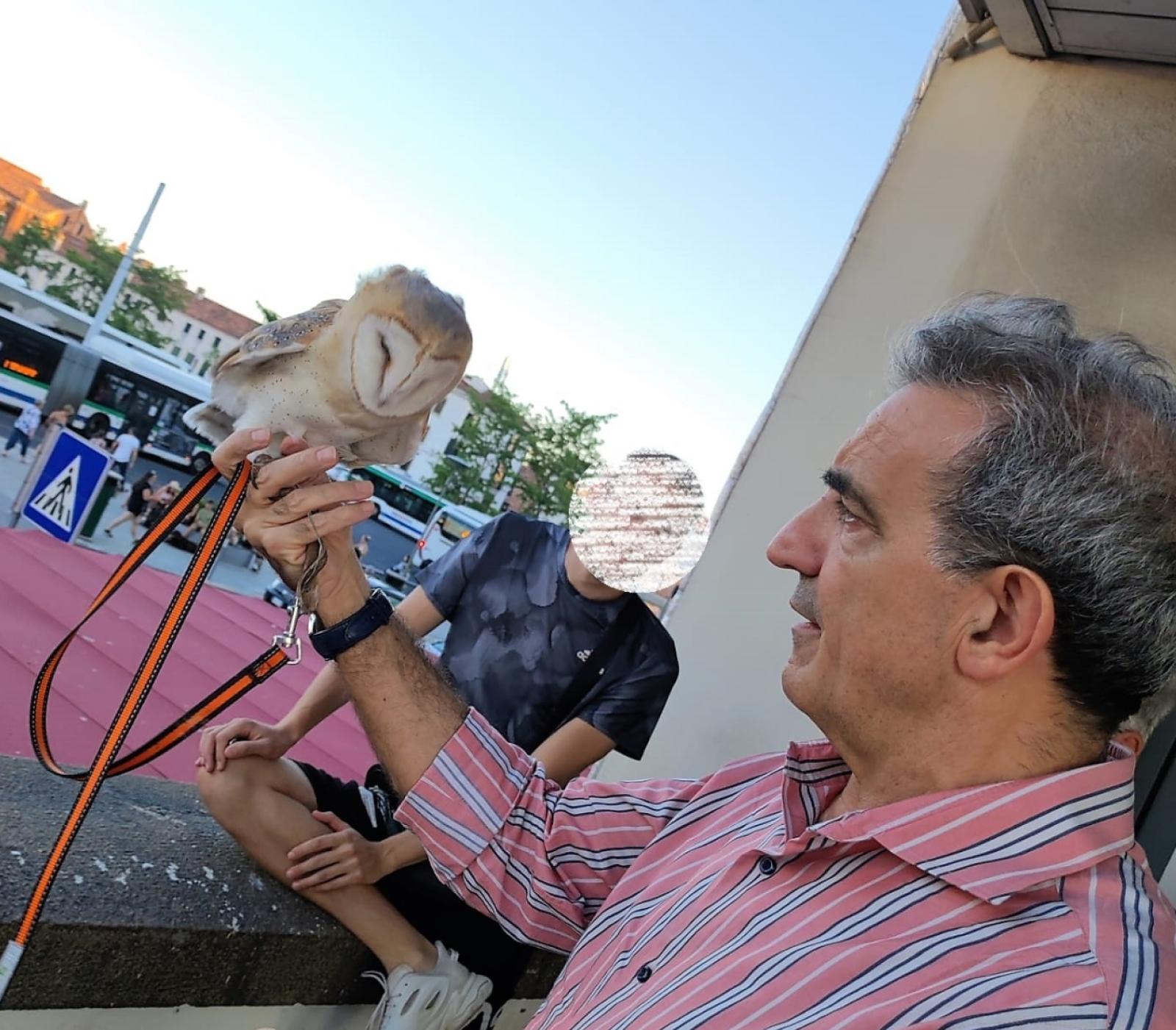 Barbagianni "clown" per 20 euro a foto e cane lasciato morire al caldo