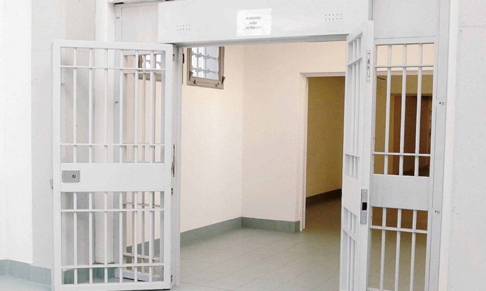 29 agenti e 80 detenuti in pi&ugrave;