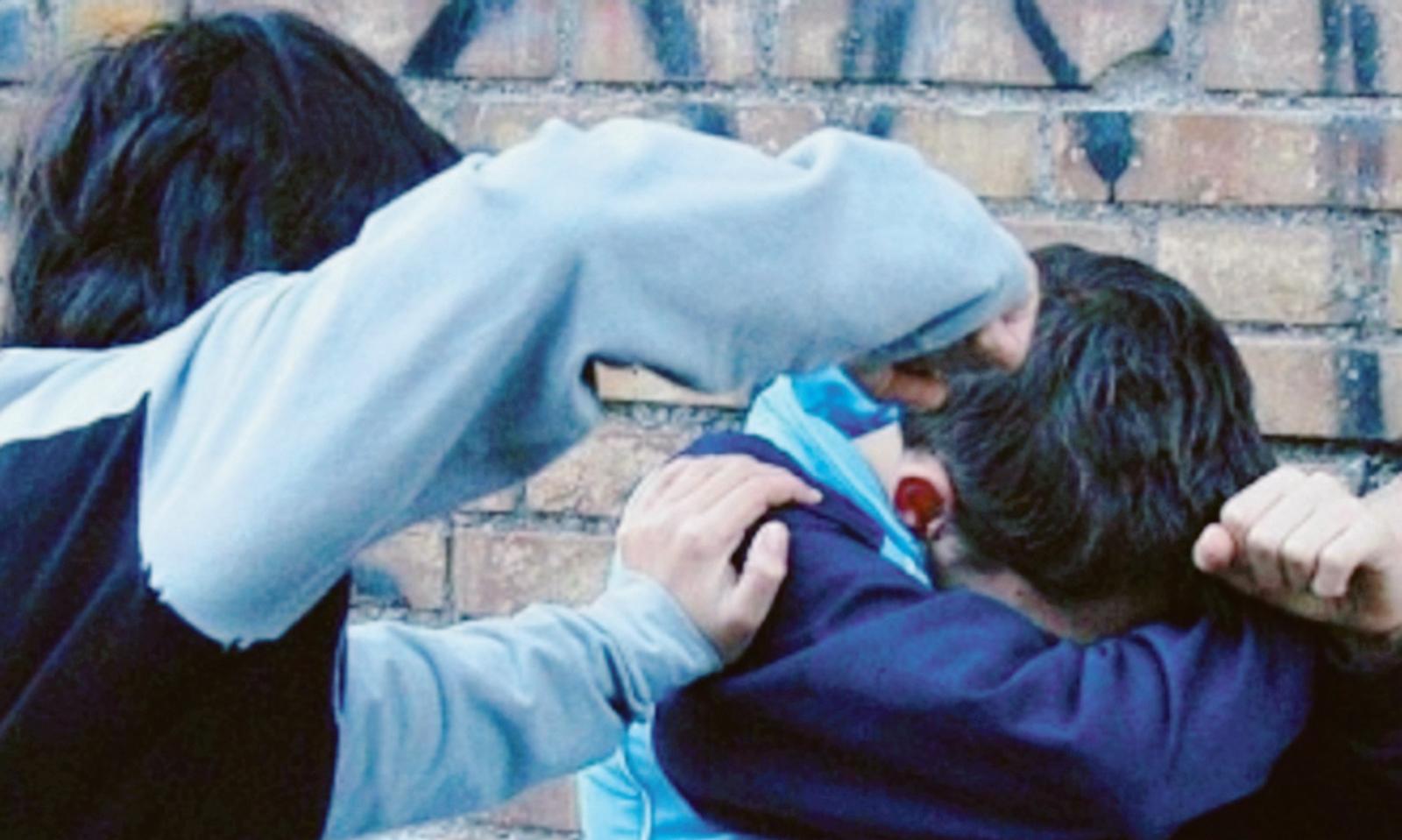 Massacrati di botte dalla baby gang