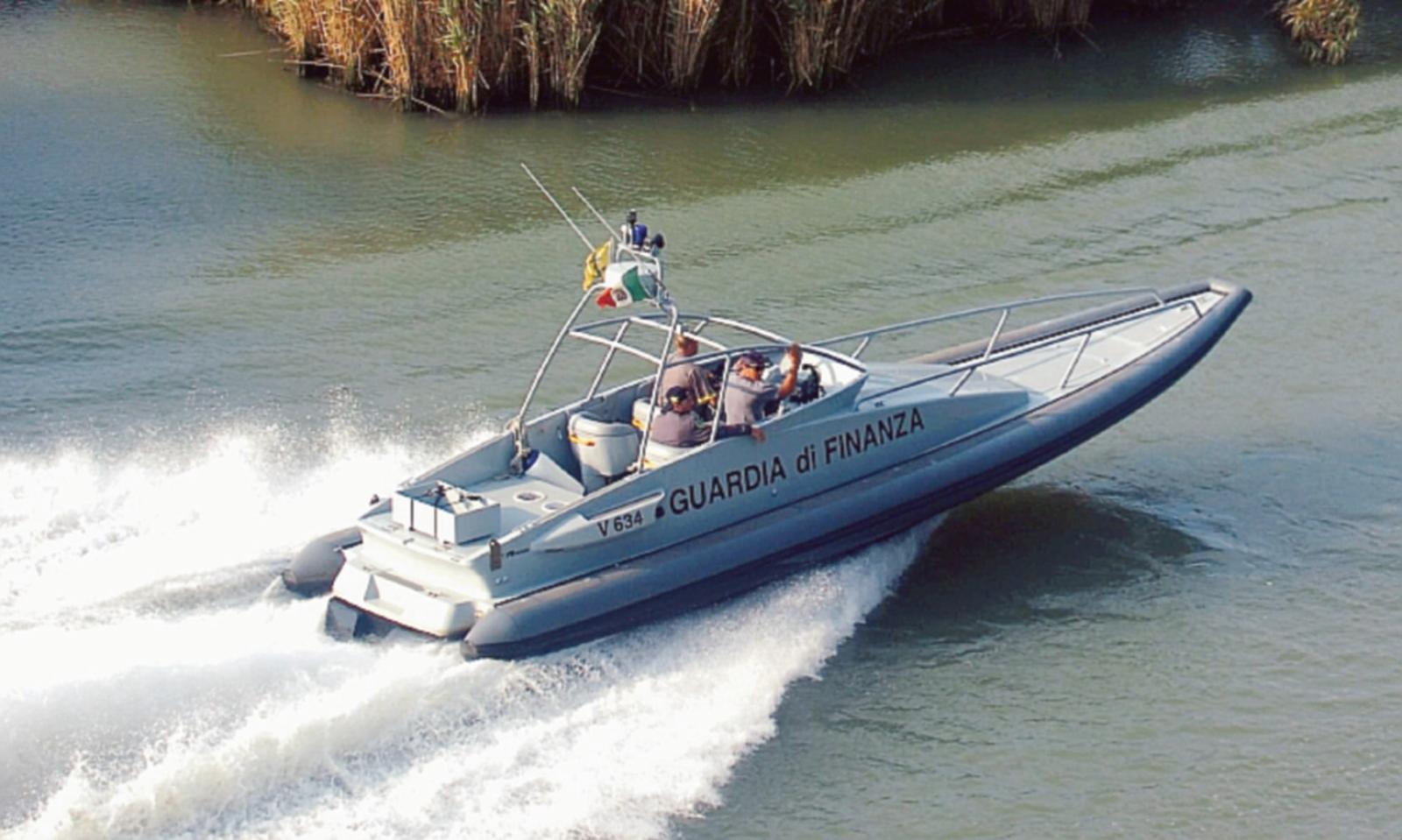 Scarica carburante in laguna: sequestrato peschereccio