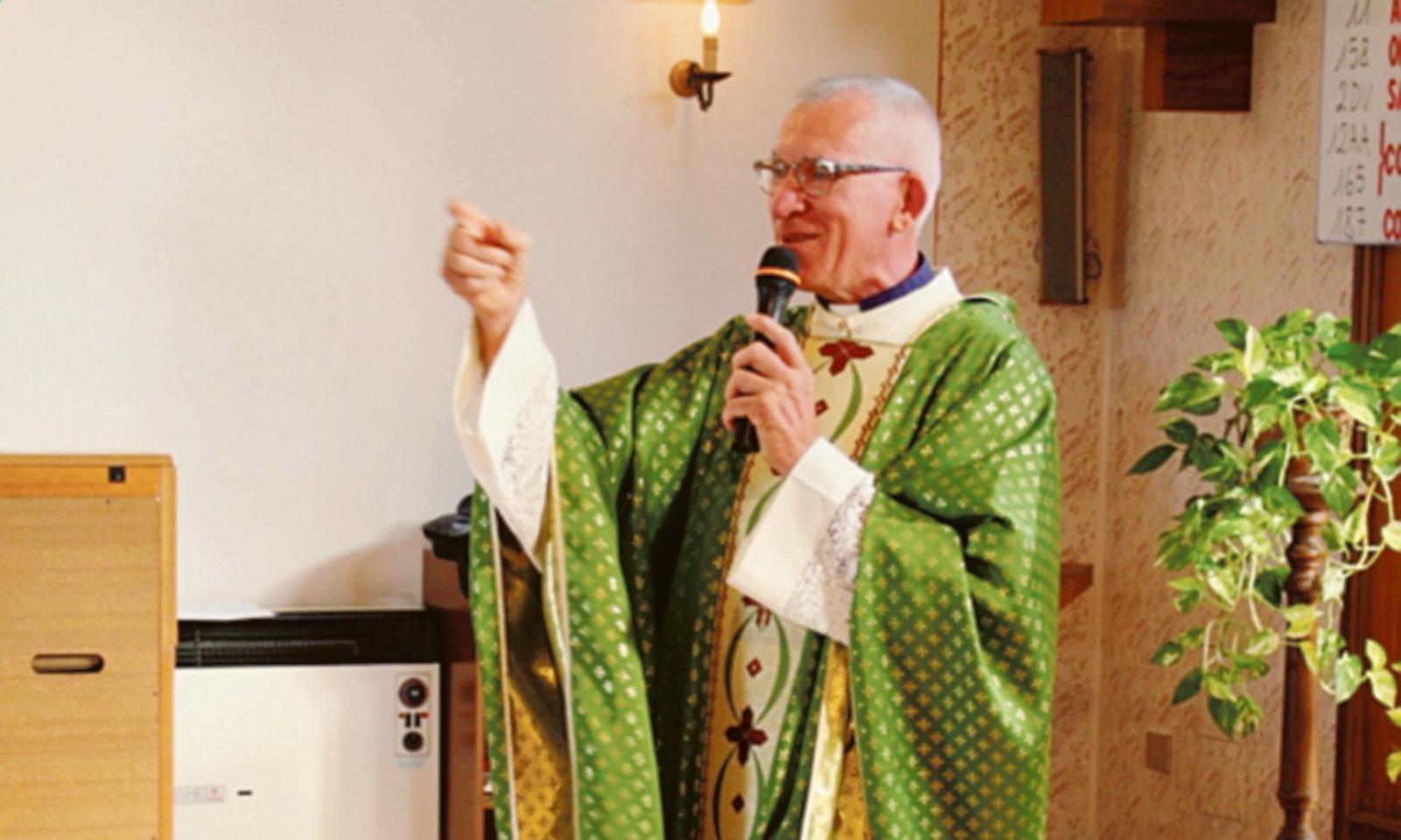 La parrocchia sistema le aiuole