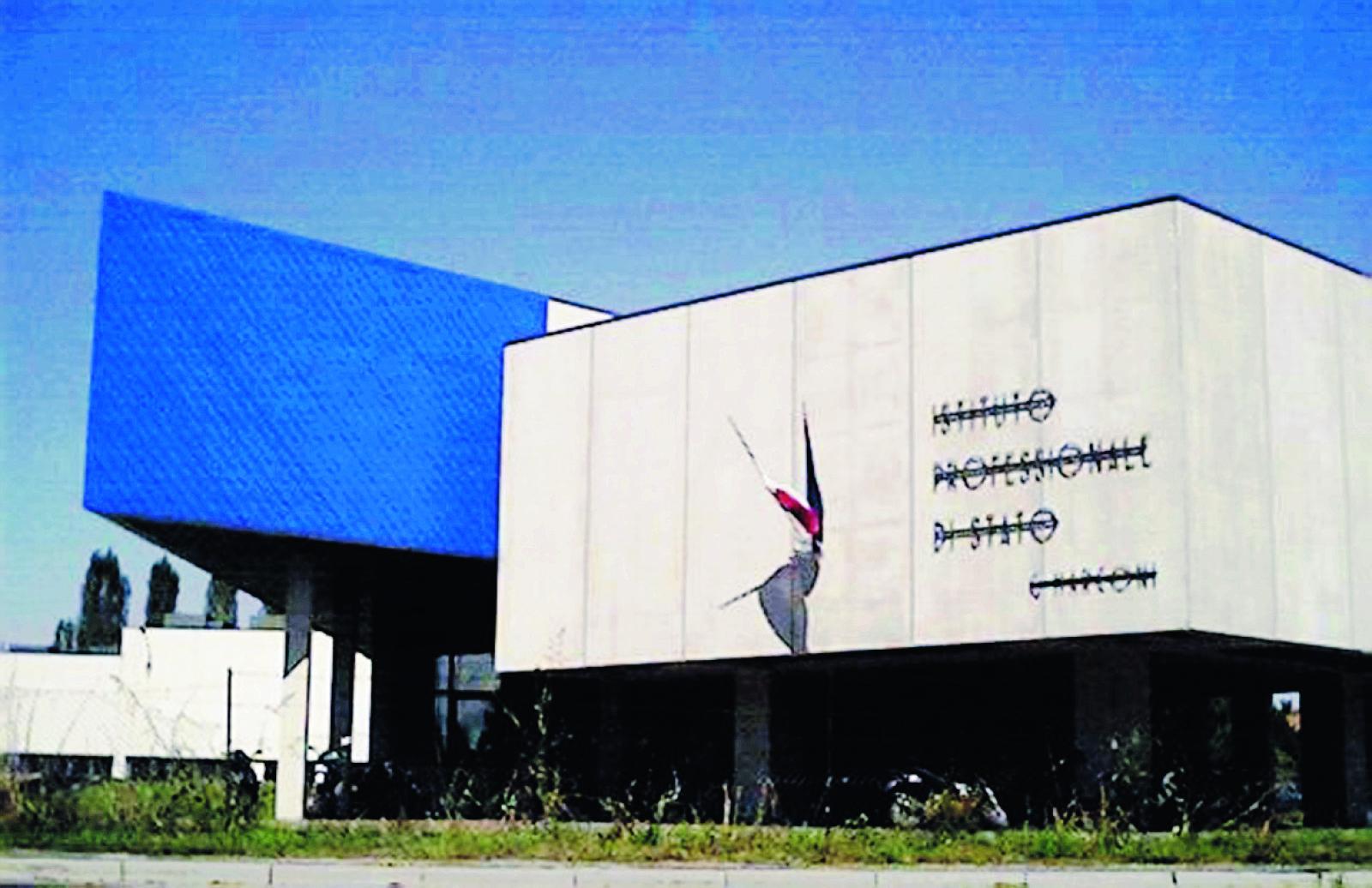 Scuole chiuse con catene e lucchetti