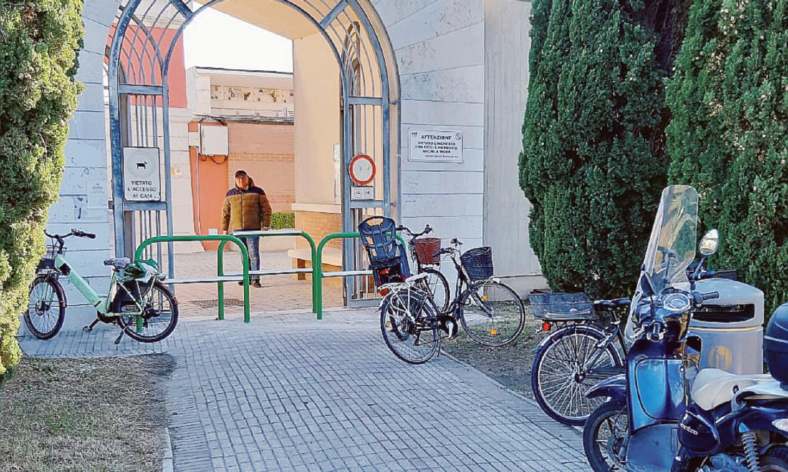 Stop alle bici dentro il cimitero