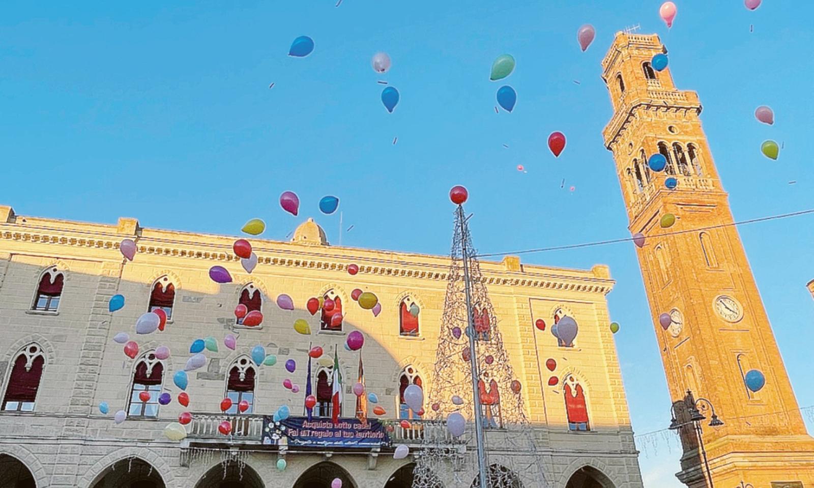 Polemica sui palloncini di Natale: &ldquo;Erano biodegradabili&rdquo;
