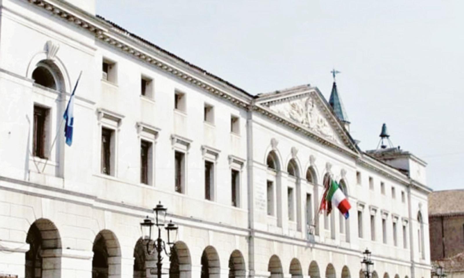 Il Comune deve pagare il legale di due dipendenti assolti