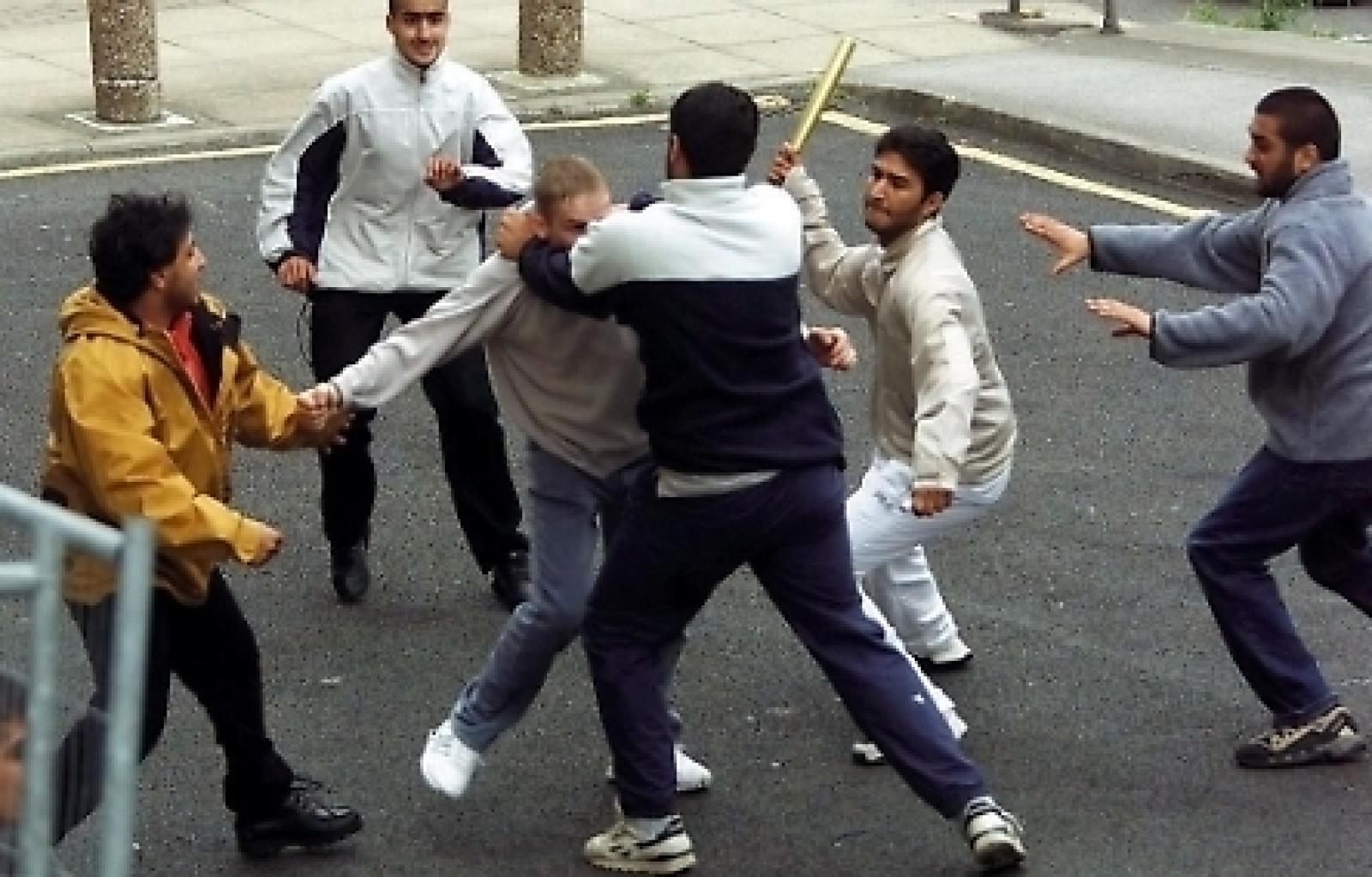 Giovani aggrediscono un autista d'autobus