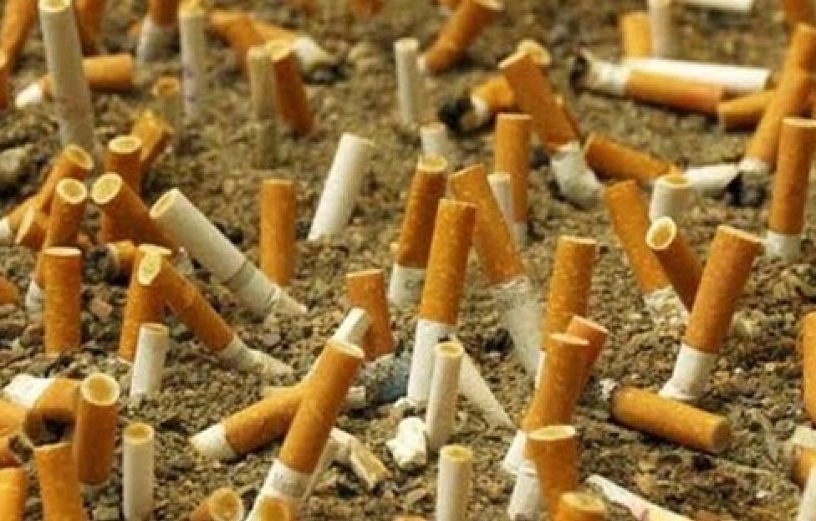 Vita difficile per i fumatori: scatta il divieto anche all'aperto